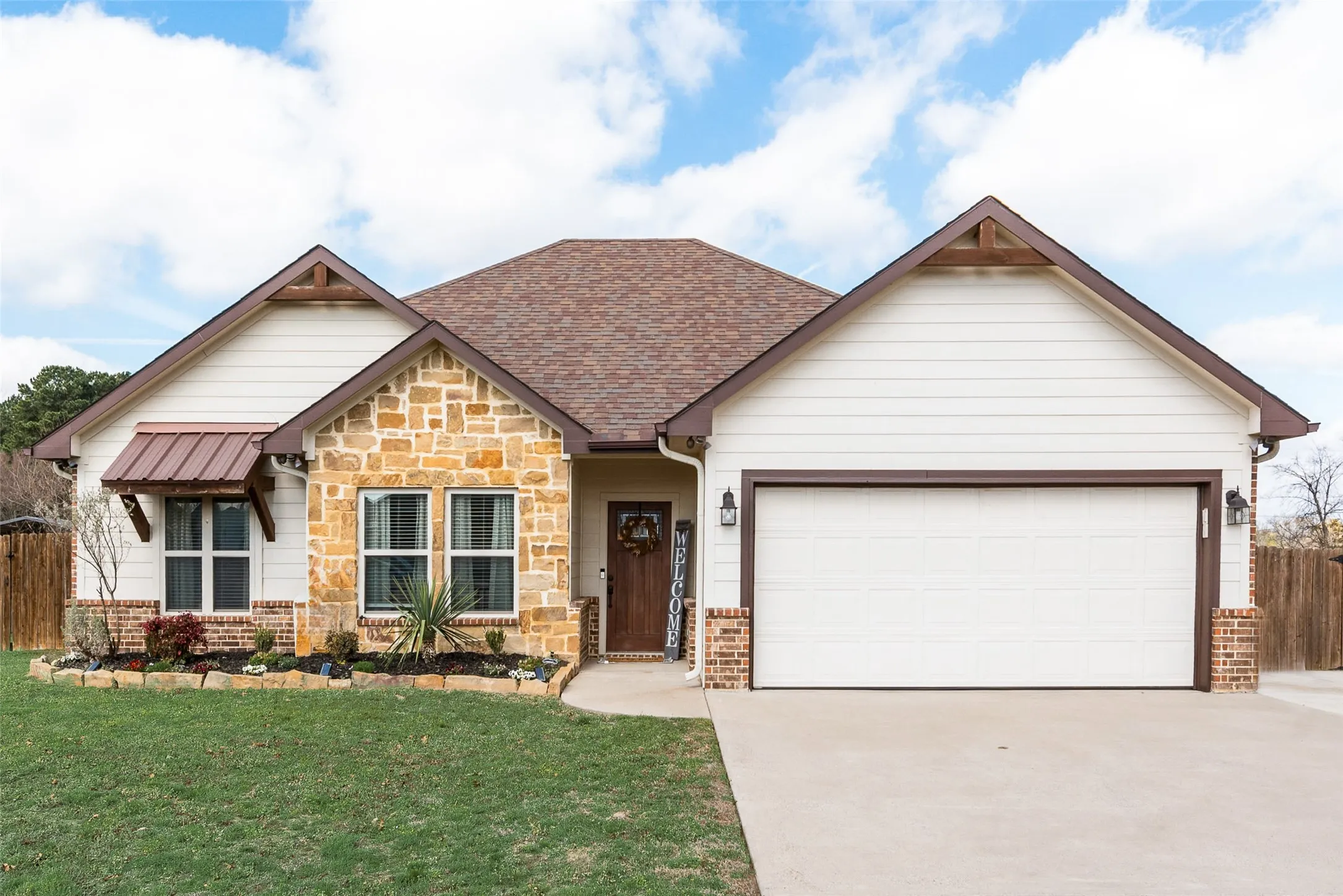 Single Family Residence For Sale in Van Zandt County , 120 Horseshoe Lake Drive, Edgewood, Texas 75117, 3 Bedroom, 2 Bathroom, 2 Garage spaces, 1,297 Sqft, built in 2016, mls#21329322, Real Estate Agent in Edgewood, Homes For Sale in Van Zandt county, Homes For Sale in Edgewood, Realtor in Edgewood Texas, Real Estate Brokerage Independent Realty Texas, Luminita Cordes Realtor