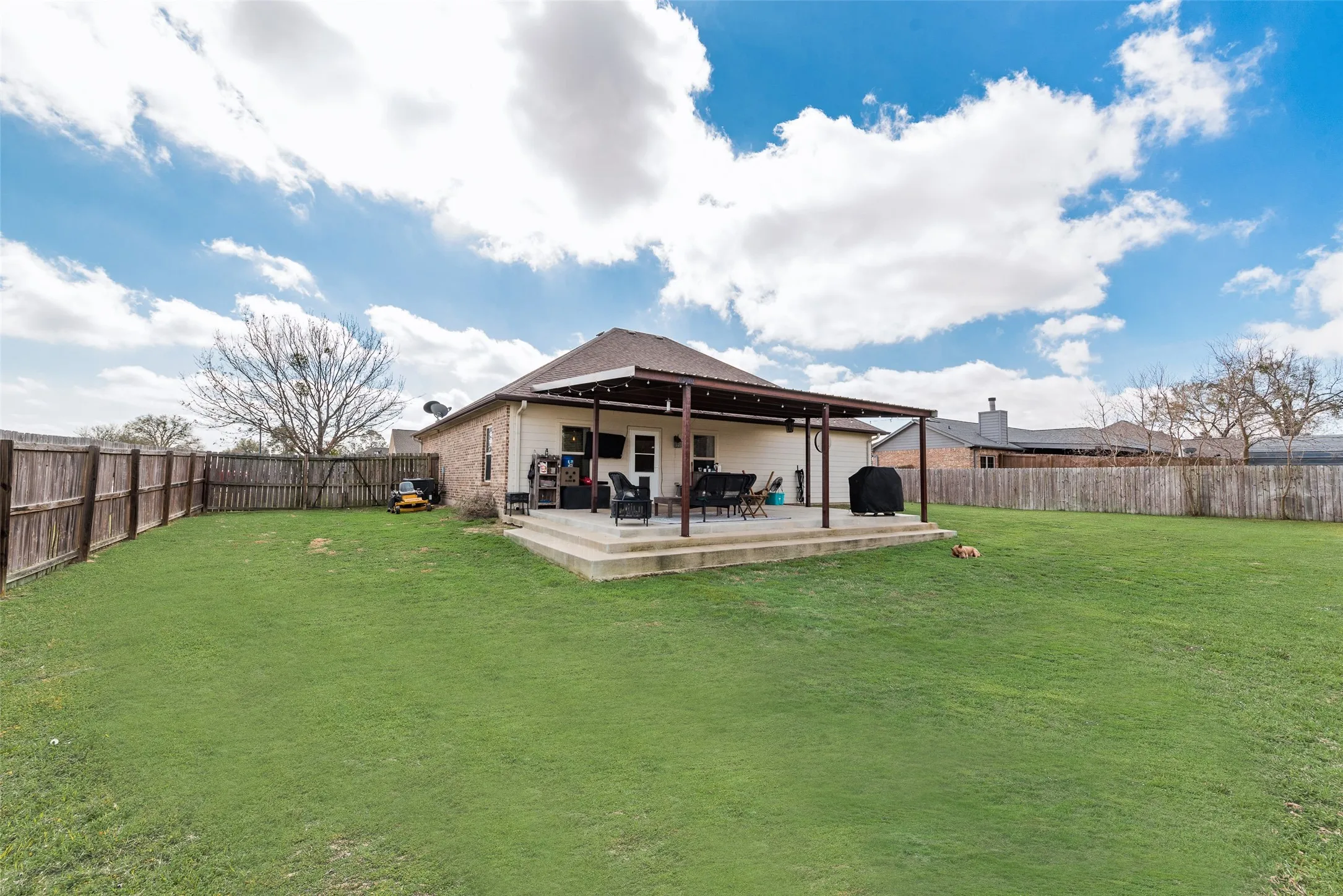 Single Family Residence For Sale in Van Zandt County , 120 Horseshoe Lake Drive, Edgewood, Texas 75117, 3 Bedroom, 2 Bathroom, 2 Garage spaces, 1,297 Sqft, built in 2016, mls#21329322, Real Estate Agent in Edgewood, Homes For Sale in Van Zandt county, Homes For Sale in Edgewood, Realtor in Edgewood Texas, Real Estate Brokerage Independent Realty Texas, Luminita Cordes Realtor
