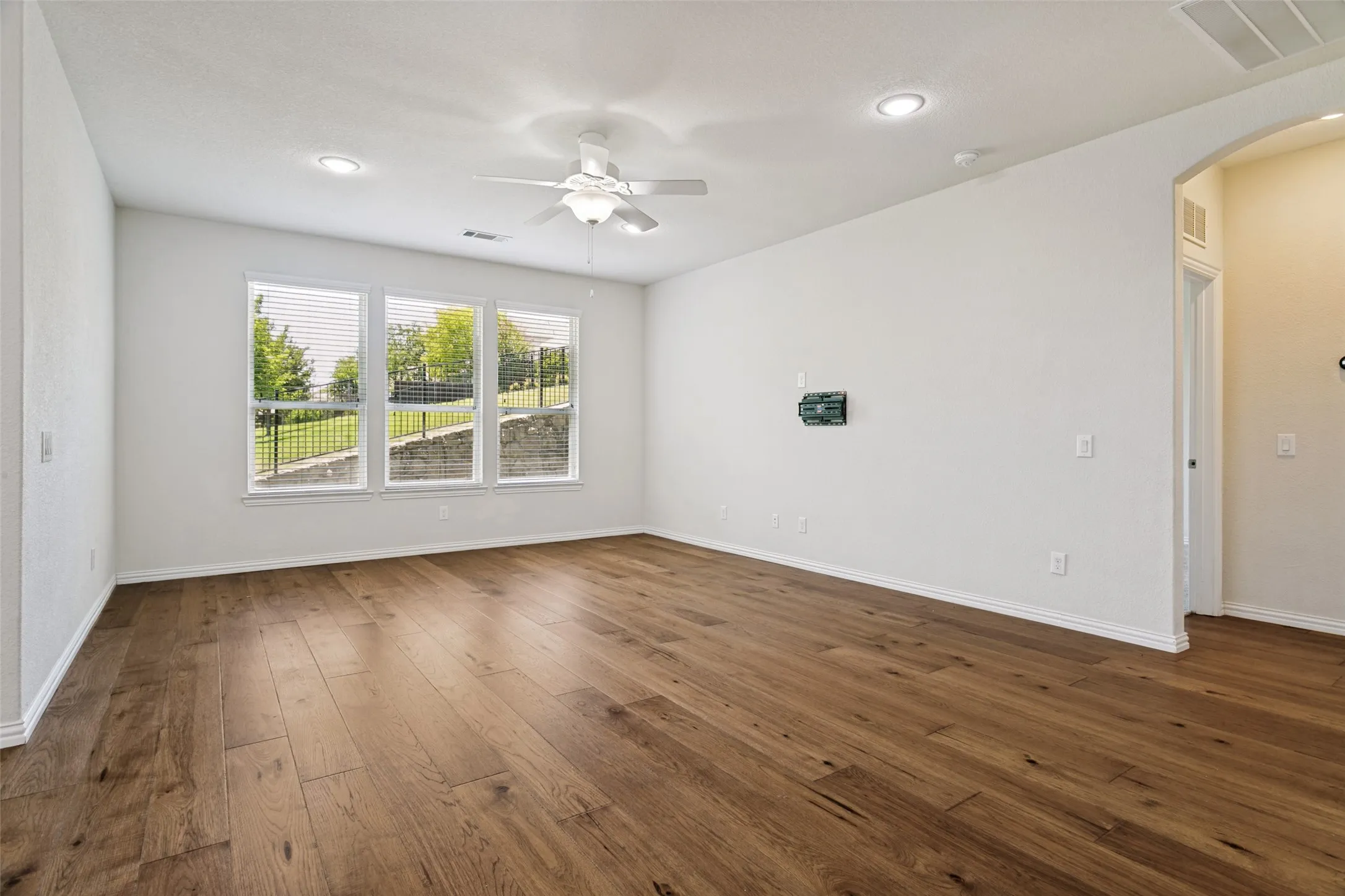 Single Family Residence For Sale in Denton County , 211 Copper Canyon Drive, Lewisville, Texas 75067, 4 Bedroom, 3 Bathroom, 2 Garage spaces, 2,961 Sqft, built in 2016, mls#21332848, Real Estate Agent in Lewisville, Homes For Sale in Denton county, Homes For Sale in Lewisville, Realtor in Lewisville Texas, Real Estate Brokerage Independent Realty Texas, Luminita Cordes Realtor