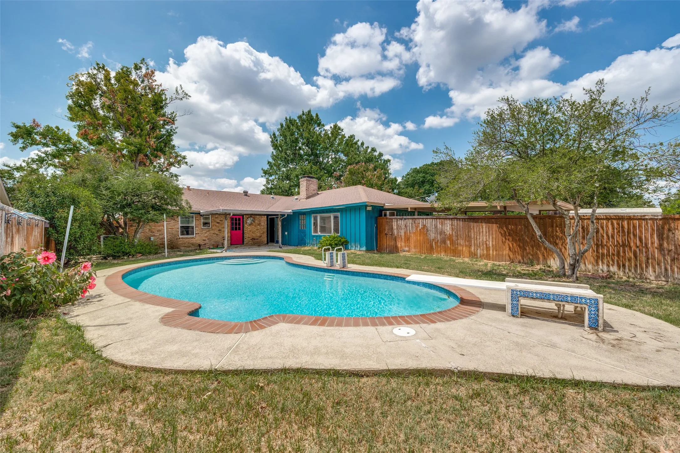 Single Family Residence For Sale in Dallas County , 530 Parkview Lane, Richardson, Texas 75080, 3 Bedroom, 2 Bathroom, Garage spaces, 2,150 Sqft, built in 1962, mls#21332242, Real Estate Agent in Richardson, Homes For Sale in Dallas county, Homes For Sale in Richardson, Realtor in Richardson Texas, Real Estate Brokerage Independent Realty Texas, Luminita Cordes Realtor