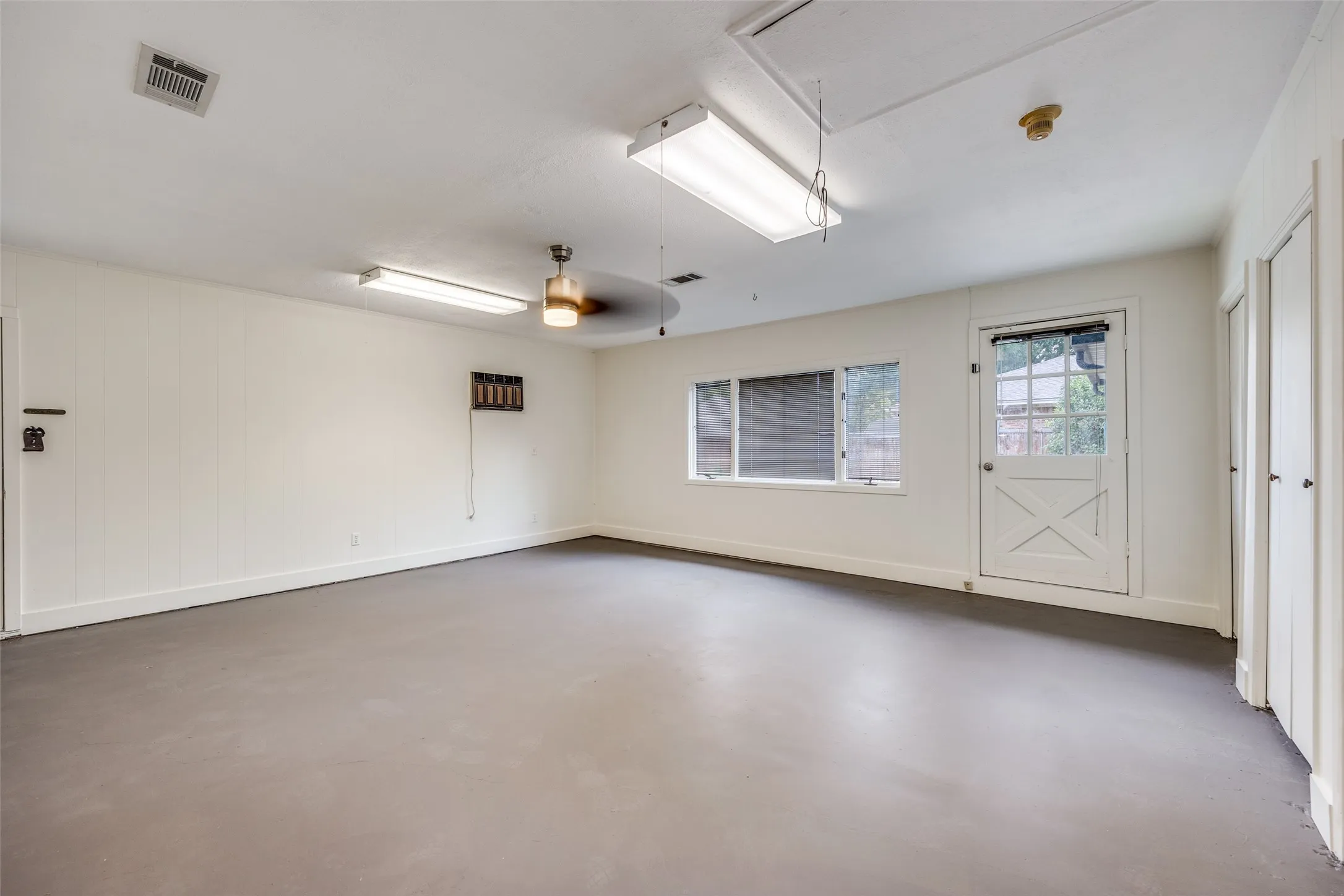 Single Family Residence For Sale in Dallas County , 530 Parkview Lane, Richardson, Texas 75080, 3 Bedroom, 2 Bathroom, Garage spaces, 2,150 Sqft, built in 1962, mls#21332242, Real Estate Agent in Richardson, Homes For Sale in Dallas county, Homes For Sale in Richardson, Realtor in Richardson Texas, Real Estate Brokerage Independent Realty Texas, Luminita Cordes Realtor