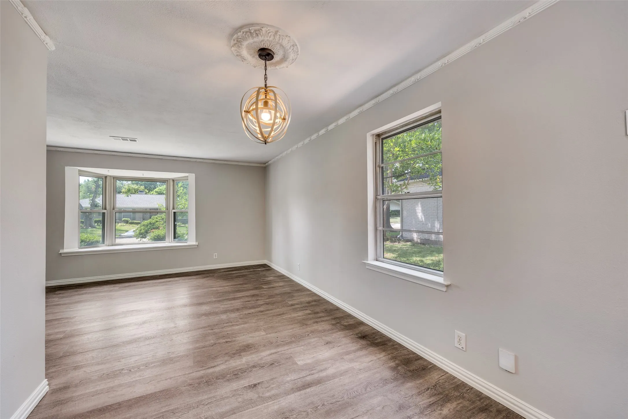 Single Family Residence For Sale in Dallas County , 530 Parkview Lane, Richardson, Texas 75080, 3 Bedroom, 2 Bathroom, Garage spaces, 2,150 Sqft, built in 1962, mls#21332242, Real Estate Agent in Richardson, Homes For Sale in Dallas county, Homes For Sale in Richardson, Realtor in Richardson Texas, Real Estate Brokerage Independent Realty Texas, Luminita Cordes Realtor