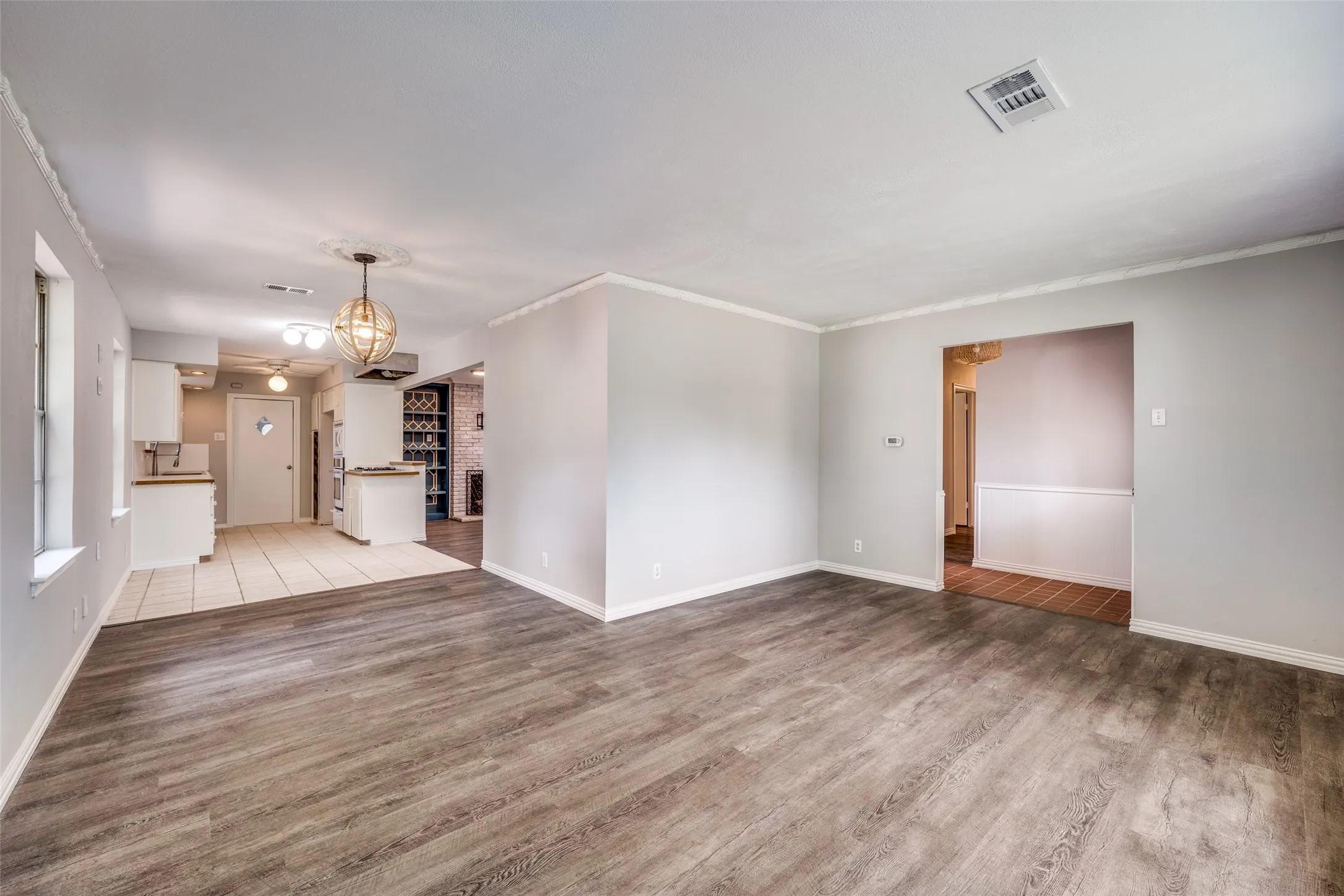 Single Family Residence For Sale in Dallas County , 530 Parkview Lane, Richardson, Texas 75080, 3 Bedroom, 2 Bathroom, Garage spaces, 2,150 Sqft, built in 1962, mls#21332242, Real Estate Agent in Richardson, Homes For Sale in Dallas county, Homes For Sale in Richardson, Realtor in Richardson Texas, Real Estate Brokerage Independent Realty Texas, Luminita Cordes Realtor