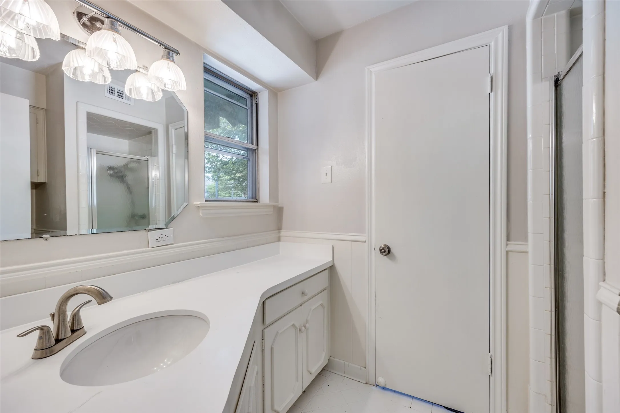 Single Family Residence For Sale in Dallas County , 530 Parkview Lane, Richardson, Texas 75080, 3 Bedroom, 2 Bathroom, Garage spaces, 2,150 Sqft, built in 1962, mls#21332242, Real Estate Agent in Richardson, Homes For Sale in Dallas county, Homes For Sale in Richardson, Realtor in Richardson Texas, Real Estate Brokerage Independent Realty Texas, Luminita Cordes Realtor