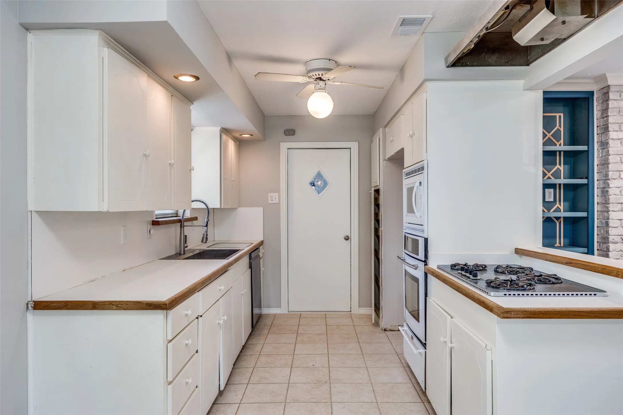 Single Family Residence For Sale in Dallas County , 530 Parkview Lane, Richardson, Texas 75080, 3 Bedroom, 2 Bathroom, Garage spaces, 2,150 Sqft, built in 1962, mls#21332242, Real Estate Agent in Richardson, Homes For Sale in Dallas county, Homes For Sale in Richardson, Realtor in Richardson Texas, Real Estate Brokerage Independent Realty Texas, Luminita Cordes Realtor