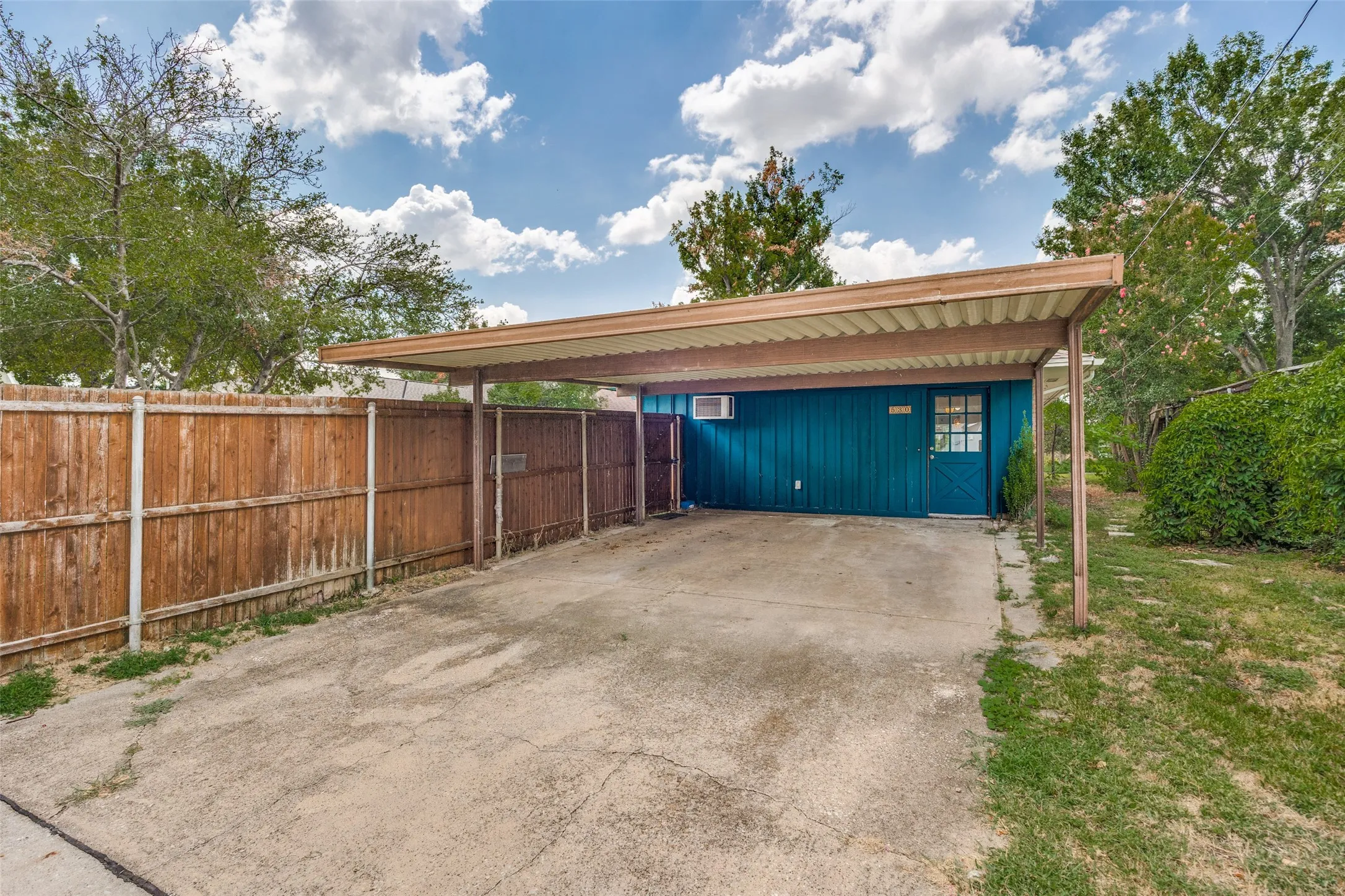 Single Family Residence For Sale in Dallas County , 530 Parkview Lane, Richardson, Texas 75080, 3 Bedroom, 2 Bathroom, Garage spaces, 2,150 Sqft, built in 1962, mls#21332242, Real Estate Agent in Richardson, Homes For Sale in Dallas county, Homes For Sale in Richardson, Realtor in Richardson Texas, Real Estate Brokerage Independent Realty Texas, Luminita Cordes Realtor