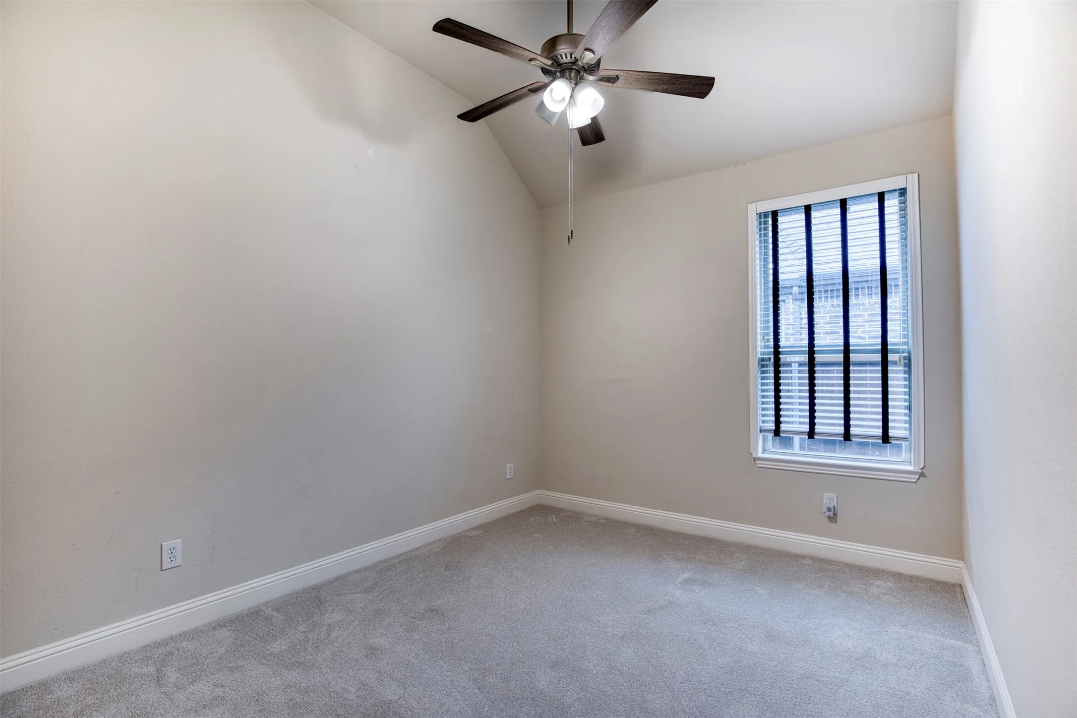 Secondary bedroom with ceiling fan.