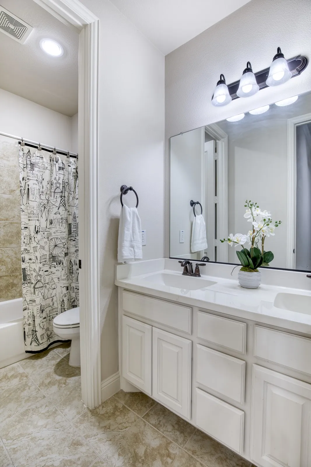 En-suite bath with tub/shower combo.