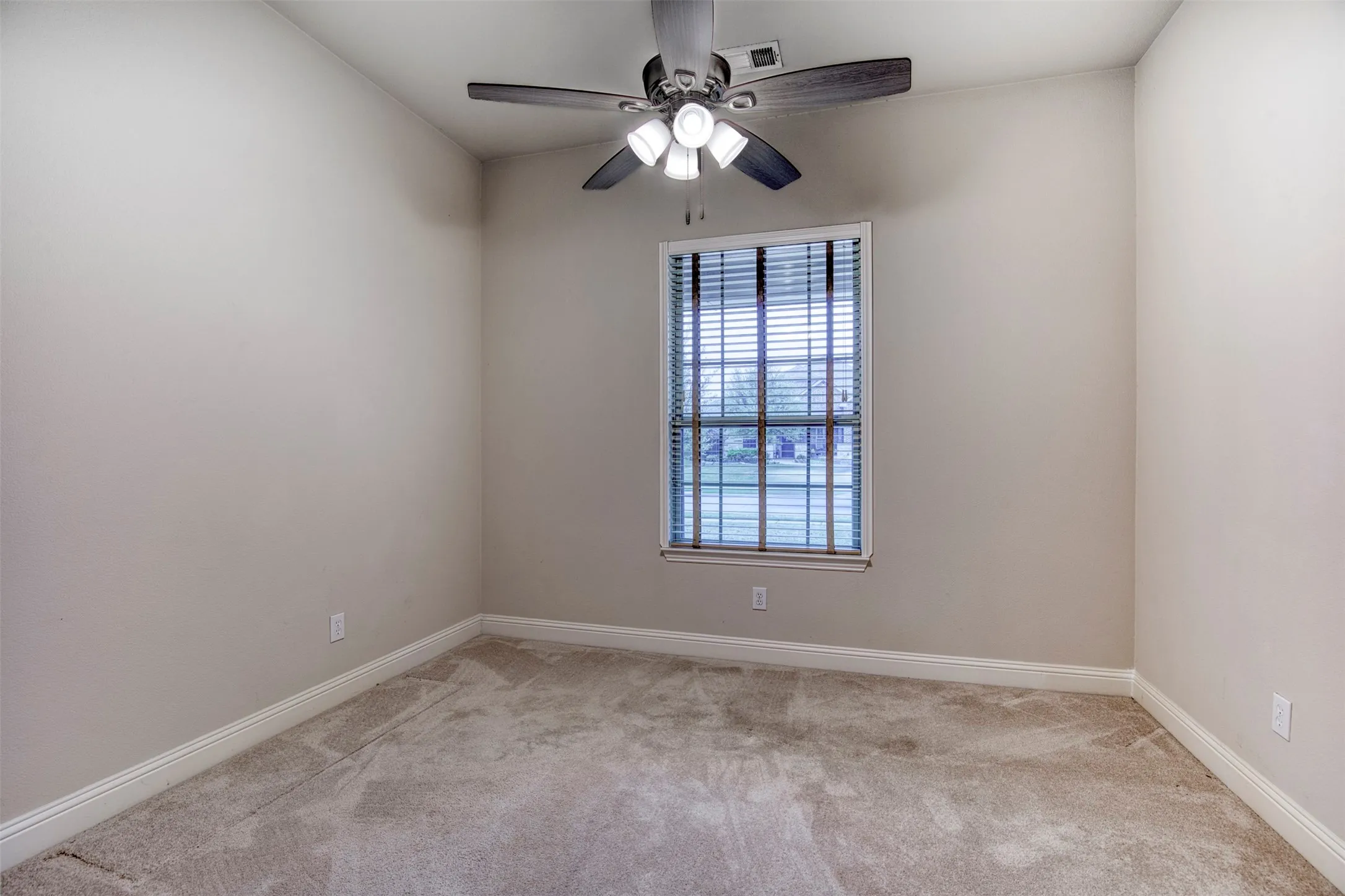 Secondary bedroom with ceiling fan.