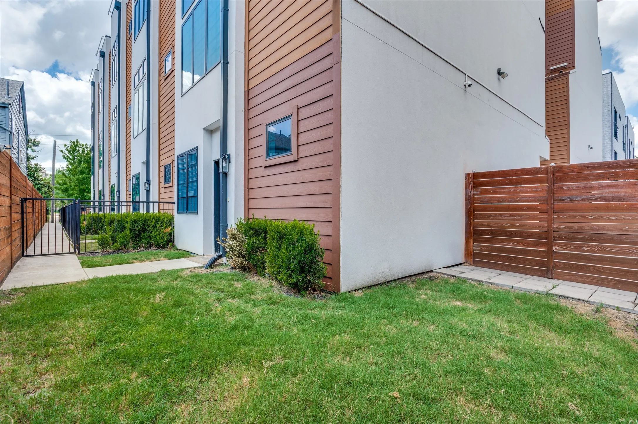 Condominium For Rent in Dallas County , 1910 Caddo Street B105, Dallas, Texas 75204, 2 Bedroom, 3 Bathroom, 2 Garage spaces, 1,500 Sqft, built in 2019, mls#21331296, Real Estate Agent in Dallas, Homes For Rent in Dallas county, Homes For Rent in Dallas, Realtor in Dallas Texas, Real Estate Brokerage Independent Realty Texas, Luminita Cordes Realtor