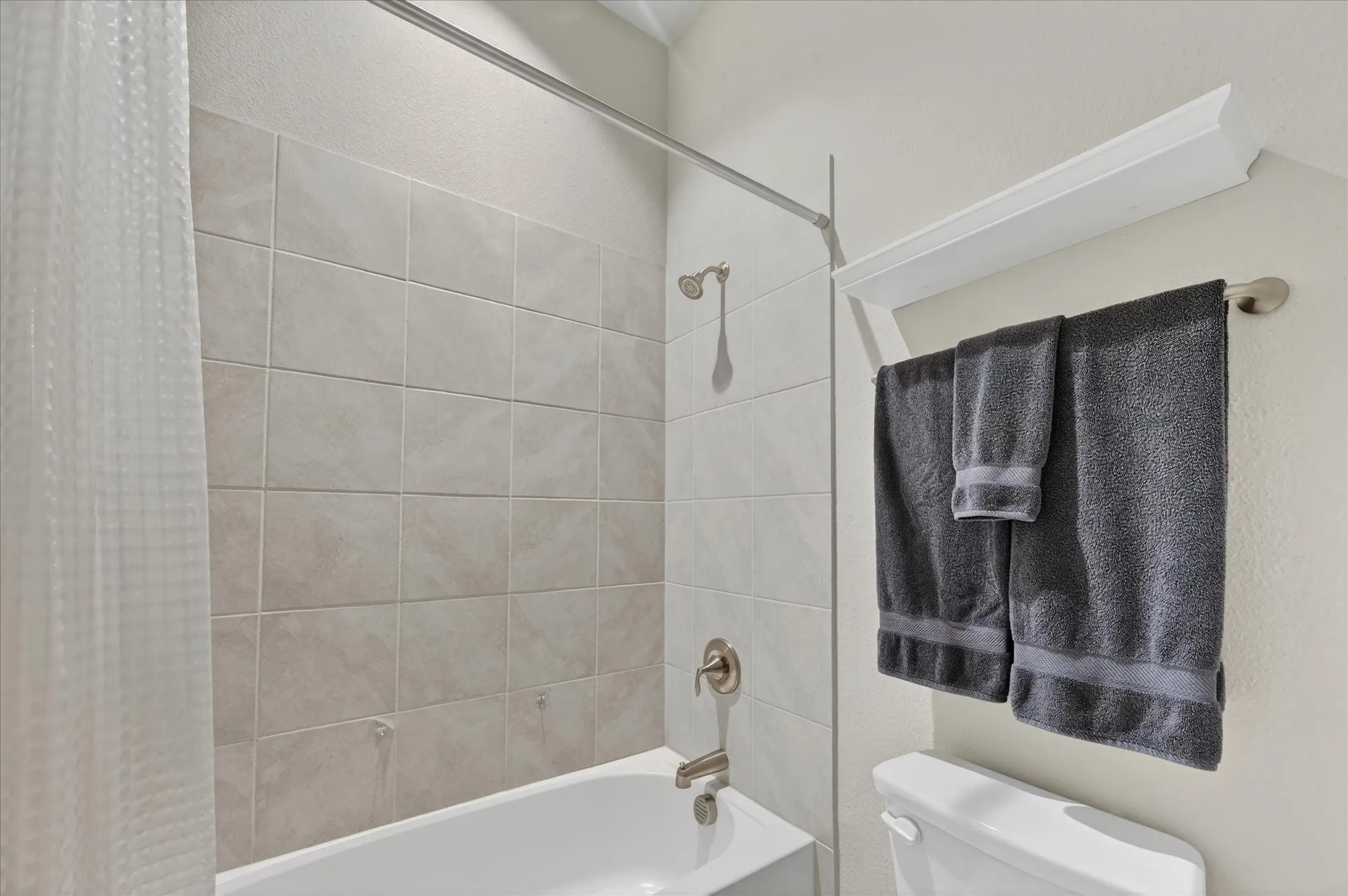 Single Family Residence For Sale in Collin County , 713 Rous Falls Drive, Mc Kinney, Texas 75071, 3 Bedroom, 3 Bathroom, 2 Garage spaces, 2,363 Sqft, built in 2019, mls#21332333, Real Estate Agent in Mc Kinney, Homes For Sale in Collin county, Homes For Sale in Mc Kinney, Realtor in Mc Kinney Texas, Real Estate Brokerage Independent Realty Texas, Luminita Cordes Realtor