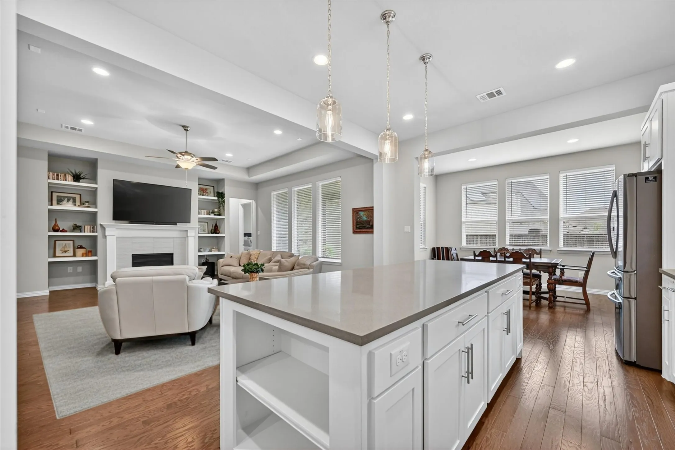 Single Family Residence For Sale in Collin County , 713 Rous Falls Drive, Mc Kinney, Texas 75071, 3 Bedroom, 3 Bathroom, 2 Garage spaces, 2,363 Sqft, built in 2019, mls#21332333, Real Estate Agent in Mc Kinney, Homes For Sale in Collin county, Homes For Sale in Mc Kinney, Realtor in Mc Kinney Texas, Real Estate Brokerage Independent Realty Texas, Luminita Cordes Realtor