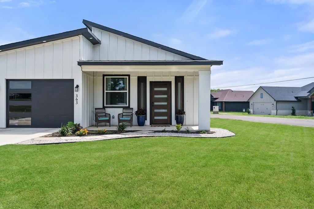 Single Family Residence For Sale in Henderson County , 363 Cross Tie Ranch Road, Trinidad, Texas 75163, 2 Bedroom, 2 Bathroom, 2 Garage spaces, 1,152 Sqft, built in 2024, mls#21332623, Real Estate Agent in Trinidad, Homes For Sale in Henderson county, Homes For Sale in Trinidad, Realtor in Trinidad Texas, Real Estate Brokerage Independent Realty Texas, Luminita Cordes Realtor