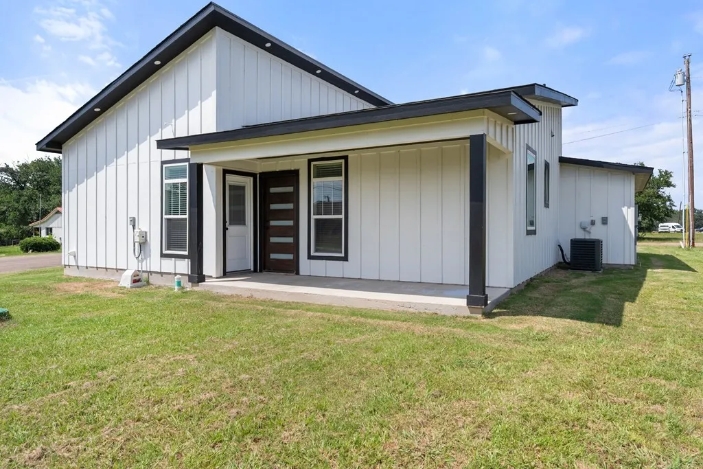 Single Family Residence For Sale in Henderson County , 363 Cross Tie Ranch Road, Trinidad, Texas 75163, 2 Bedroom, 2 Bathroom, 2 Garage spaces, 1,152 Sqft, built in 2024, mls#21332623, Real Estate Agent in Trinidad, Homes For Sale in Henderson county, Homes For Sale in Trinidad, Realtor in Trinidad Texas, Real Estate Brokerage Independent Realty Texas, Luminita Cordes Realtor