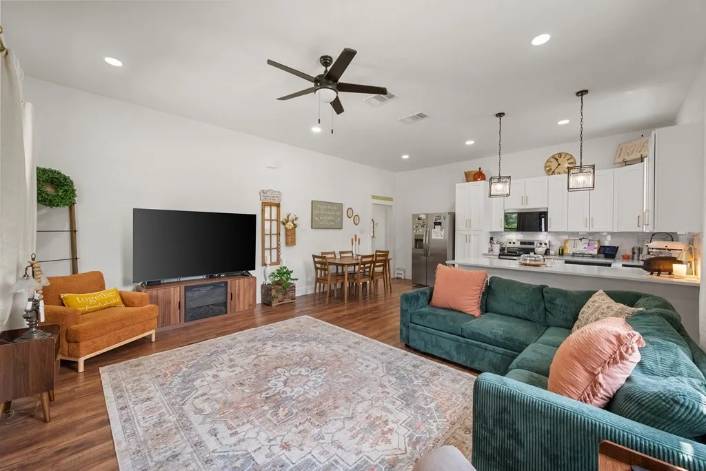 Single Family Residence For Sale in Henderson County , 363 Cross Tie Ranch Road, Trinidad, Texas 75163, 2 Bedroom, 2 Bathroom, 2 Garage spaces, 1,152 Sqft, built in 2024, mls#21332623, Real Estate Agent in Trinidad, Homes For Sale in Henderson county, Homes For Sale in Trinidad, Realtor in Trinidad Texas, Real Estate Brokerage Independent Realty Texas, Luminita Cordes Realtor