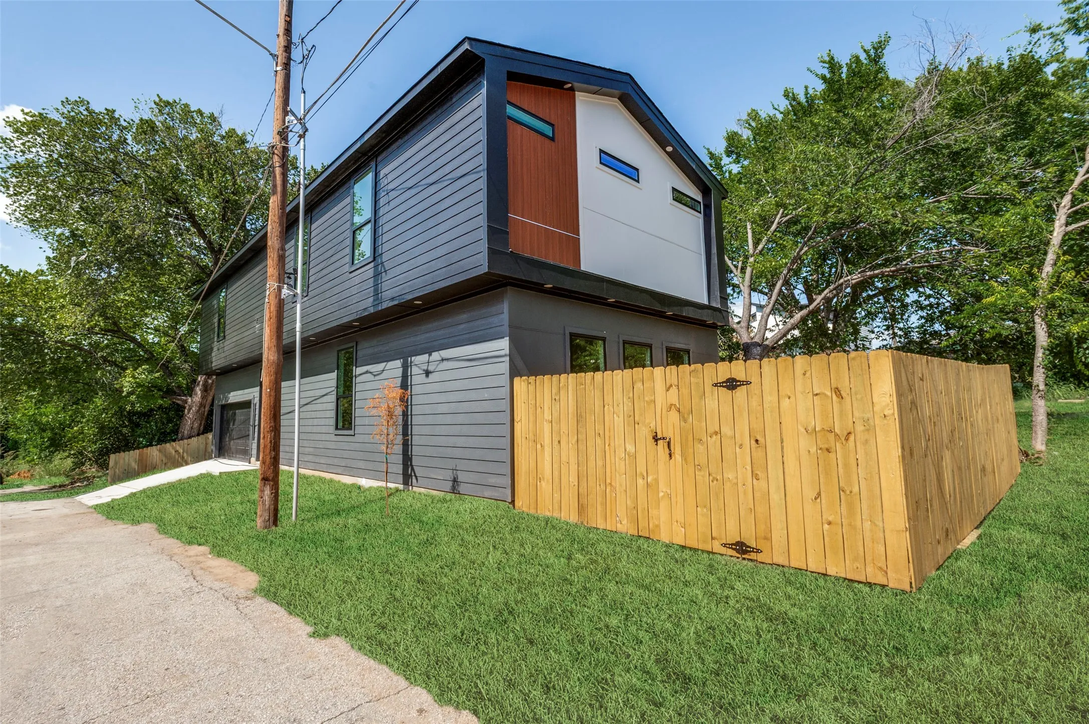 Single Family Residence For Sale in Dallas County , 524 Tama Street, Dallas, Texas 75203, 3 Bedroom, 3 Bathroom, 2 Garage spaces, 2,420 Sqft, built in 2026, mls#21332843, Real Estate Agent in Dallas, Homes For Sale in Dallas county, Homes For Sale in Dallas, Realtor in Dallas Texas, Real Estate Brokerage Independent Realty Texas, Luminita Cordes Realtor