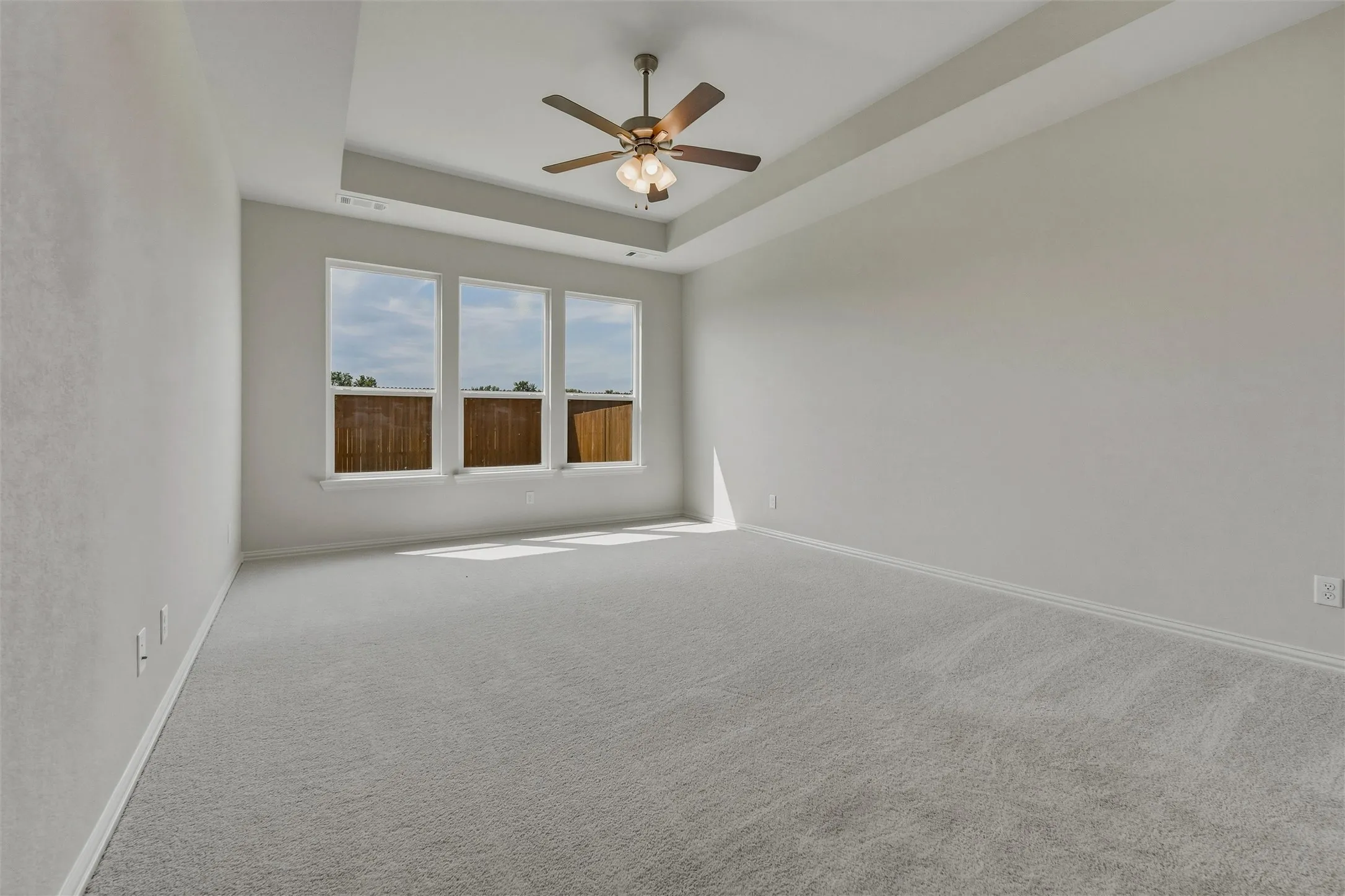Tray ceiling with a ceiling fan and light fixture