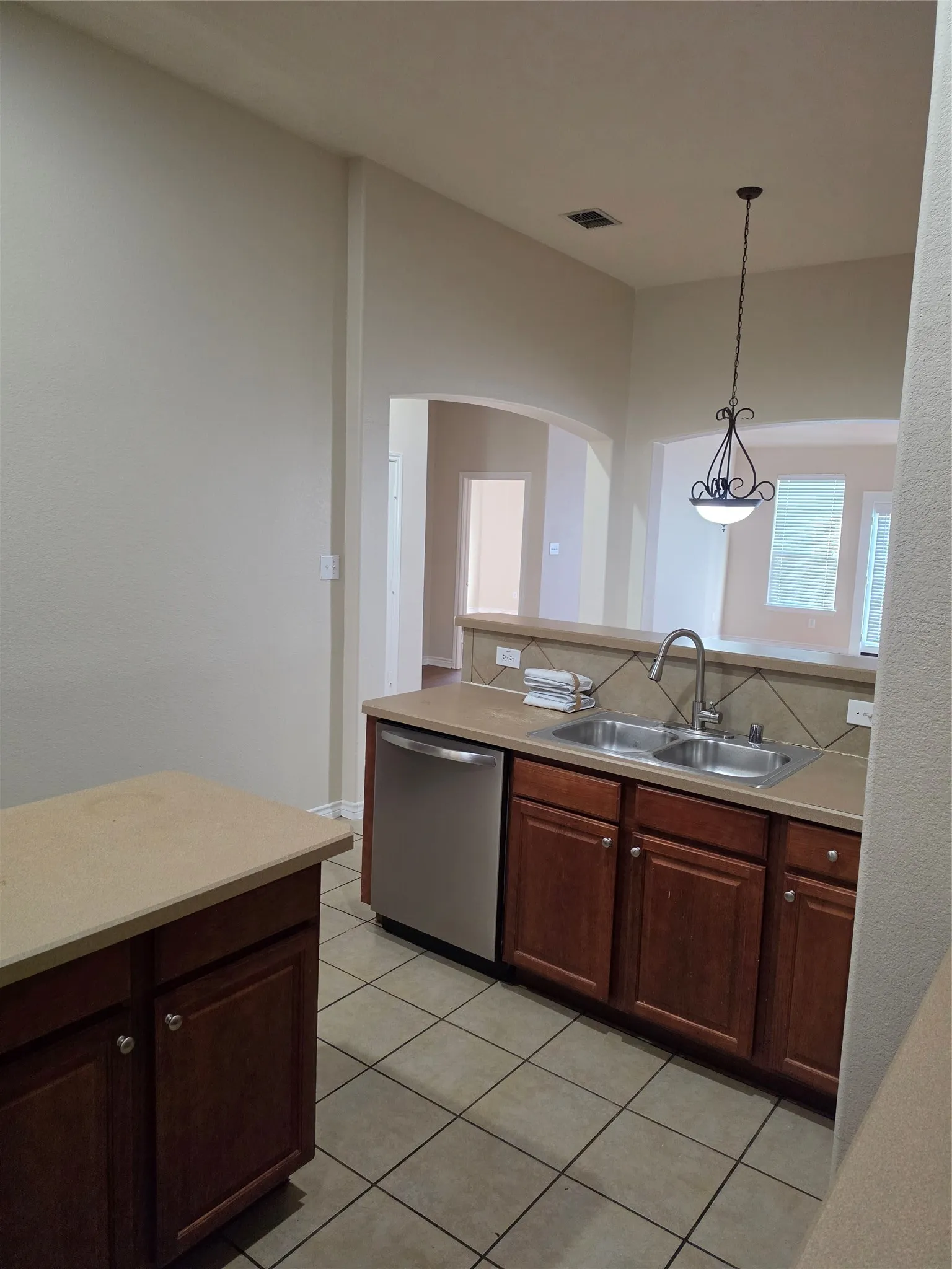 Single Family Residence For Sale in Dallas County , 1743 Summerwood Lane, Cedar Hill, Texas 75104, 4 Bedroom, 2 Bathroom, 2 Garage spaces, 2,463 Sqft, built in 2006, mls#21332702, Real Estate Agent in Cedar Hill, Homes For Sale in Dallas county, Homes For Sale in Cedar Hill, Realtor in Cedar Hill Texas, Real Estate Brokerage Independent Realty Texas, Luminita Cordes Realtor