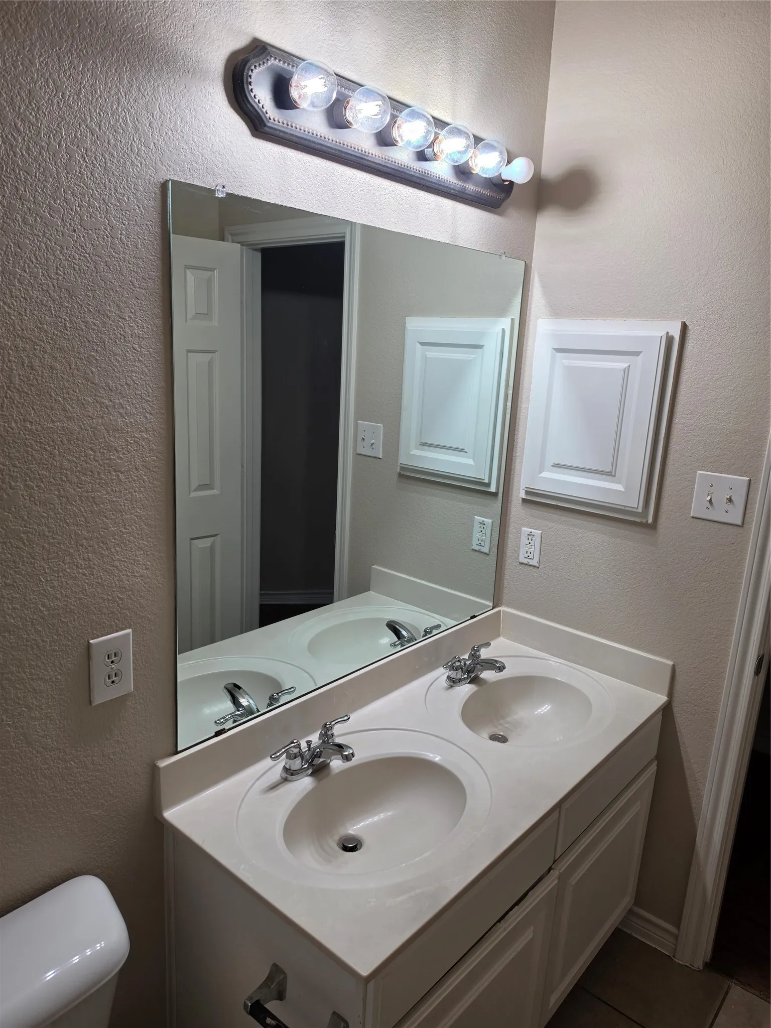 Single Family Residence For Sale in Dallas County , 1743 Summerwood Lane, Cedar Hill, Texas 75104, 4 Bedroom, 2 Bathroom, 2 Garage spaces, 2,463 Sqft, built in 2006, mls#21332702, Real Estate Agent in Cedar Hill, Homes For Sale in Dallas county, Homes For Sale in Cedar Hill, Realtor in Cedar Hill Texas, Real Estate Brokerage Independent Realty Texas, Luminita Cordes Realtor