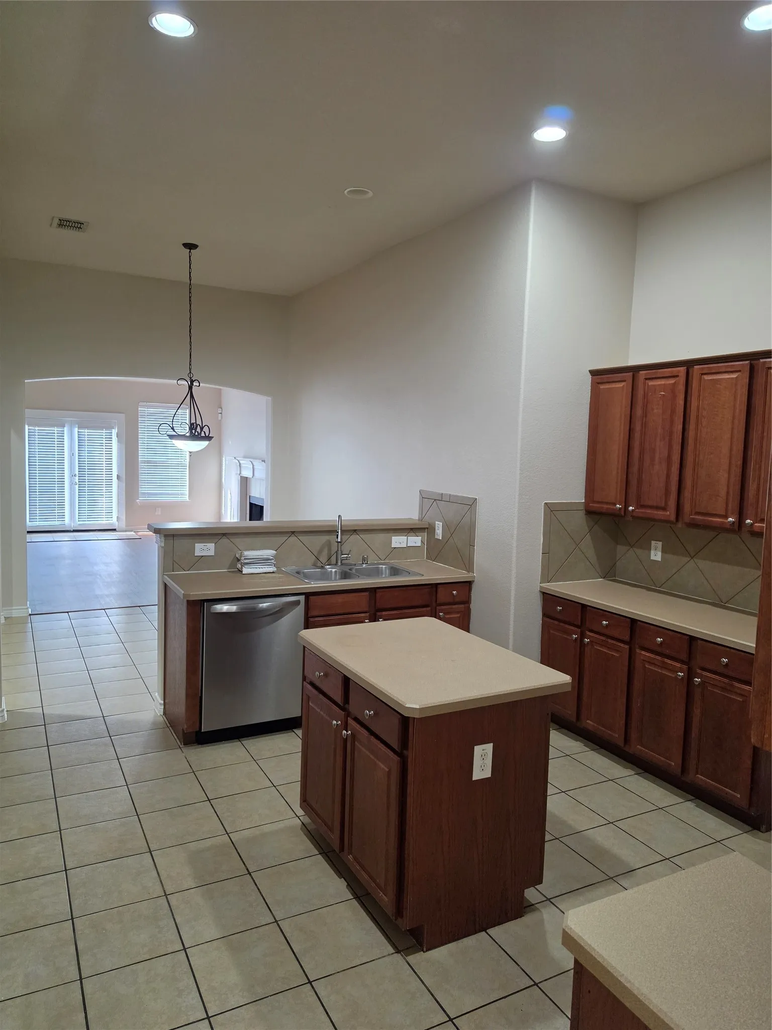 Single Family Residence For Sale in Dallas County , 1743 Summerwood Lane, Cedar Hill, Texas 75104, 4 Bedroom, 2 Bathroom, 2 Garage spaces, 2,463 Sqft, built in 2006, mls#21332702, Real Estate Agent in Cedar Hill, Homes For Sale in Dallas county, Homes For Sale in Cedar Hill, Realtor in Cedar Hill Texas, Real Estate Brokerage Independent Realty Texas, Luminita Cordes Realtor