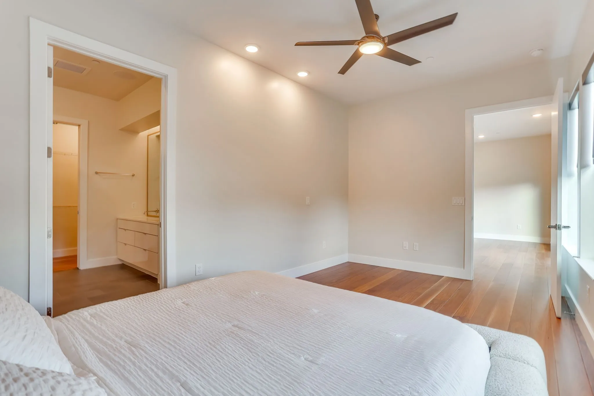 Condominium For Sale in Tarrant County , 1455 W Magnolia Avenue 203, Fort Worth, Texas 76104, 1 Bedroom, 2 Bathroom, Garage spaces, 1,244 Sqft, built in 2018, mls#21325512, Real Estate Agent in Fort Worth, Homes For Sale in Tarrant county, Homes For Sale in Fort Worth, Realtor in Fort Worth Texas, Real Estate Brokerage Independent Realty Texas, Luminita Cordes Realtor