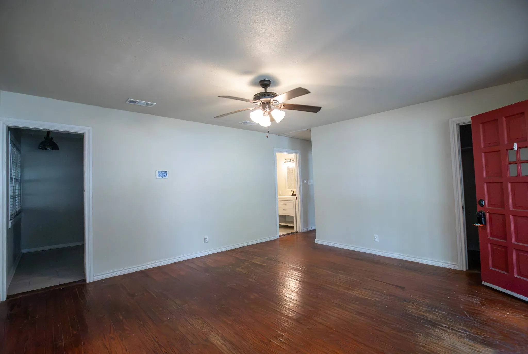 Single Family Residence For Sale in Kaufman County , 304 Roberts Avenue, Terrell, Texas 75160, 2 Bedroom, 1 Bathroom, Garage spaces, 1,107 Sqft, built in 1946, mls#21322937, Real Estate Agent in Terrell, Homes For Sale in Kaufman county, Homes For Sale in Terrell, Realtor in Terrell Texas, Real Estate Brokerage Independent Realty Texas, Luminita Cordes Realtor