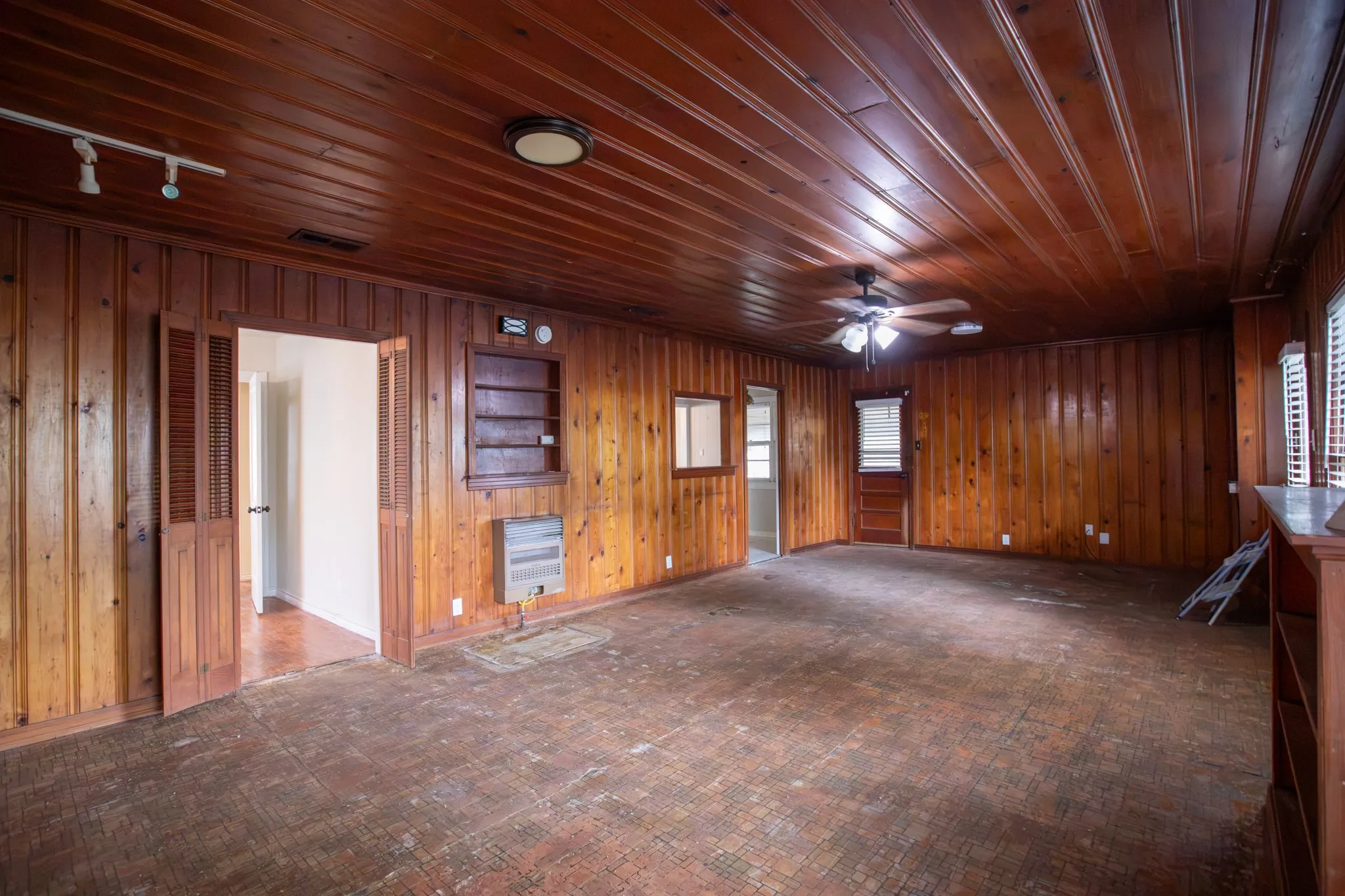 Single Family Residence For Sale in Kaufman County , 304 Roberts Avenue, Terrell, Texas 75160, 2 Bedroom, 1 Bathroom, Garage spaces, 1,107 Sqft, built in 1946, mls#21322937, Real Estate Agent in Terrell, Homes For Sale in Kaufman county, Homes For Sale in Terrell, Realtor in Terrell Texas, Real Estate Brokerage Independent Realty Texas, Luminita Cordes Realtor