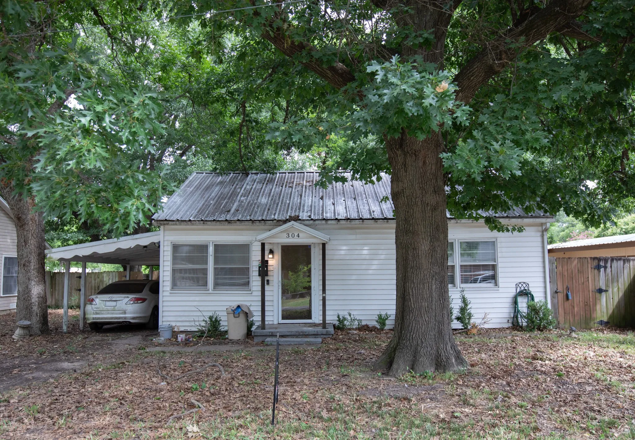 Single Family Residence For Sale in Kaufman County , 304 Roberts Avenue, Terrell, Texas 75160, 2 Bedroom, 1 Bathroom, Garage spaces, 1,107 Sqft, built in 1946, mls#21322937, Real Estate Agent in Terrell, Homes For Sale in Kaufman county, Homes For Sale in Terrell, Realtor in Terrell Texas, Real Estate Brokerage Independent Realty Texas, Luminita Cordes Realtor