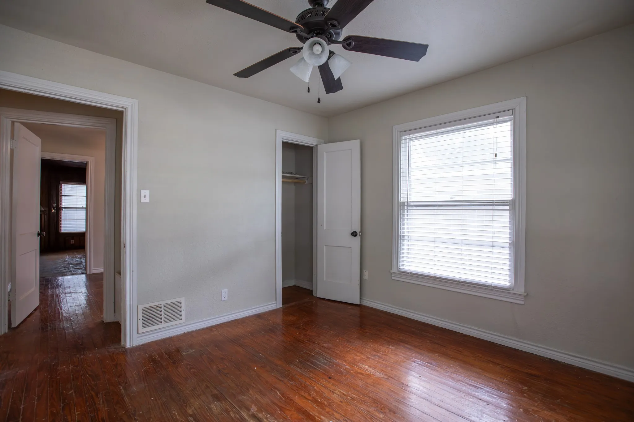 Single Family Residence For Sale in Kaufman County , 304 Roberts Avenue, Terrell, Texas 75160, 2 Bedroom, 1 Bathroom, Garage spaces, 1,107 Sqft, built in 1946, mls#21322937, Real Estate Agent in Terrell, Homes For Sale in Kaufman county, Homes For Sale in Terrell, Realtor in Terrell Texas, Real Estate Brokerage Independent Realty Texas, Luminita Cordes Realtor