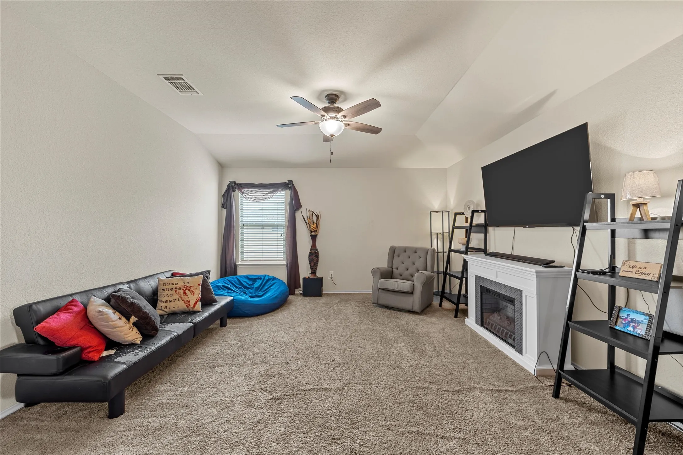 Single Family Residence For Sale in Mc Lennan County , 11333 Haggerman Drive, Lorena, Texas 76655, 4 Bedroom, 3 Bathroom, 2 Garage spaces, 2,347 Sqft, built in 2016, mls#21315034, Real Estate Agent in Lorena, Homes For Sale in Mc Lennan county, Homes For Sale in Lorena, Realtor in Lorena Texas, Real Estate Brokerage Independent Realty Texas, Luminita Cordes Realtor