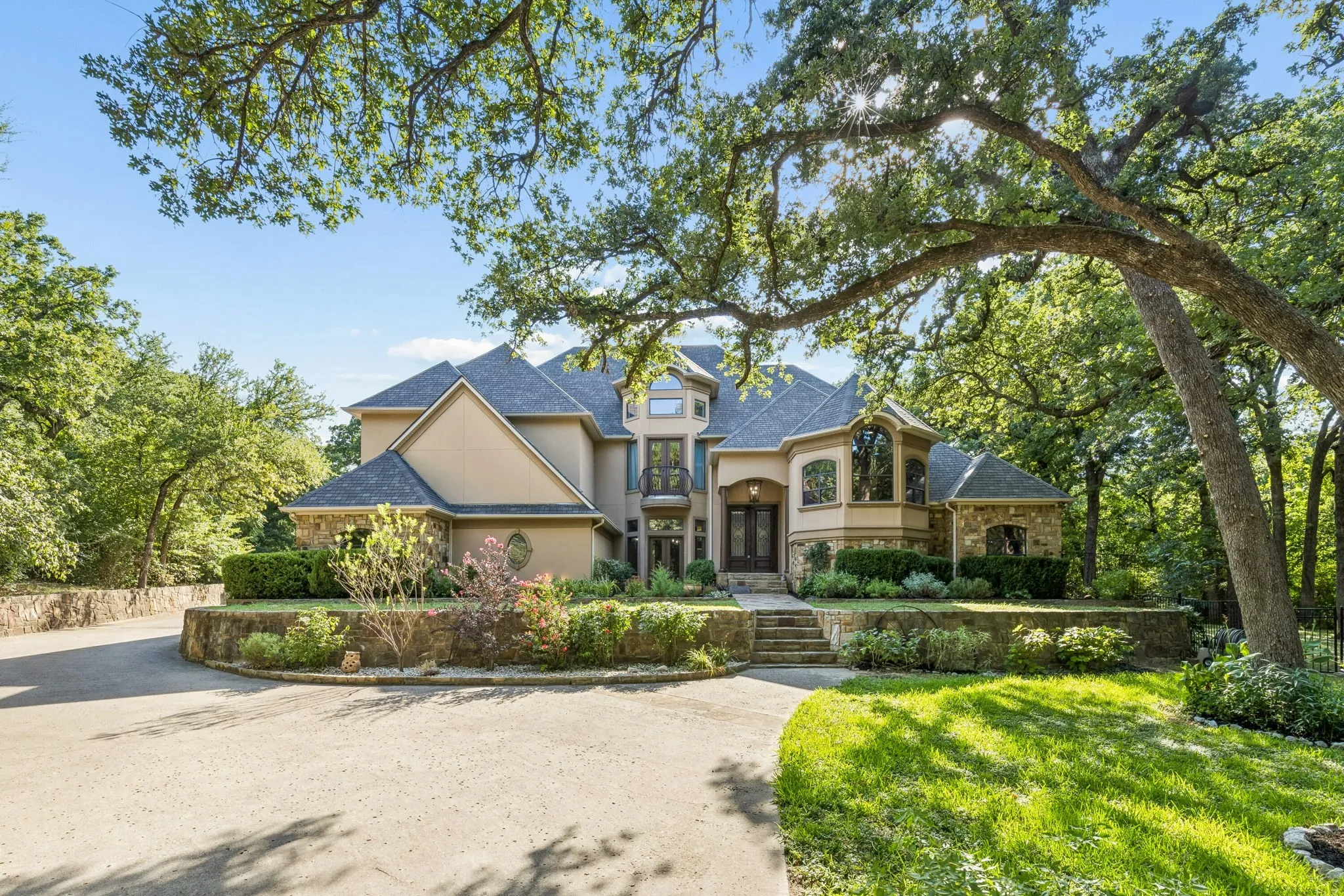 Single Family Residence For Sale in Wise County , 9 N Eagle Point A, Azle, Texas 76020, 6 Bedroom, 5 Bathroom, 5 Garage spaces, 4,701 Sqft, built in 2006, mls#21330698, Real Estate Agent in Azle, Homes For Sale in Wise county, Homes For Sale in Azle, Realtor in Azle Texas, Real Estate Brokerage Independent Realty Texas, Luminita Cordes Realtor