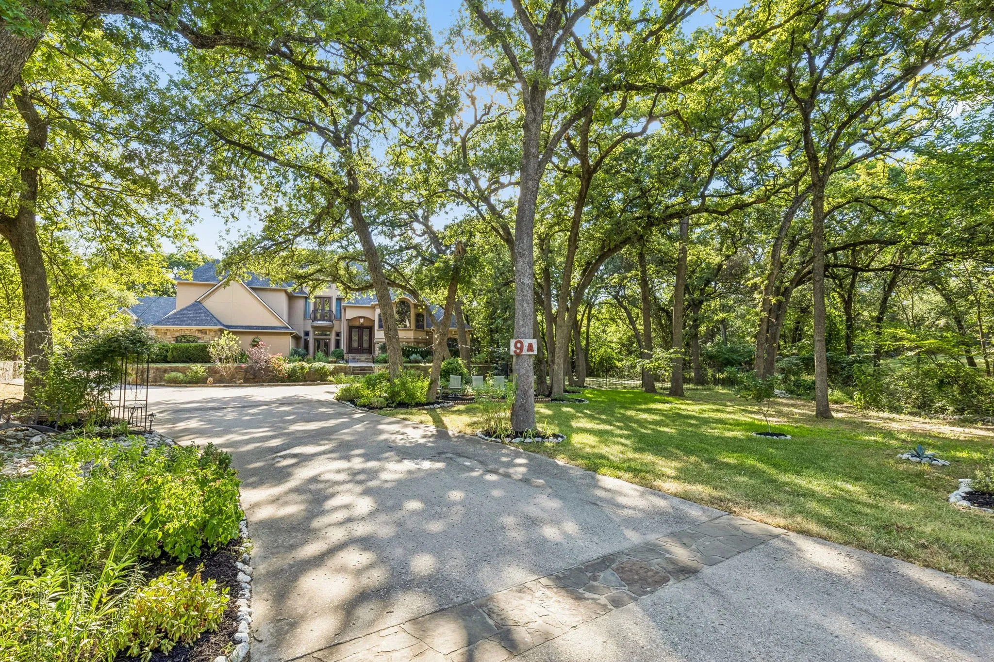 Single Family Residence For Sale in Wise County , 9 N Eagle Point A, Azle, Texas 76020, 6 Bedroom, 5 Bathroom, 5 Garage spaces, 4,701 Sqft, built in 2006, mls#21330698, Real Estate Agent in Azle, Homes For Sale in Wise county, Homes For Sale in Azle, Realtor in Azle Texas, Real Estate Brokerage Independent Realty Texas, Luminita Cordes Realtor