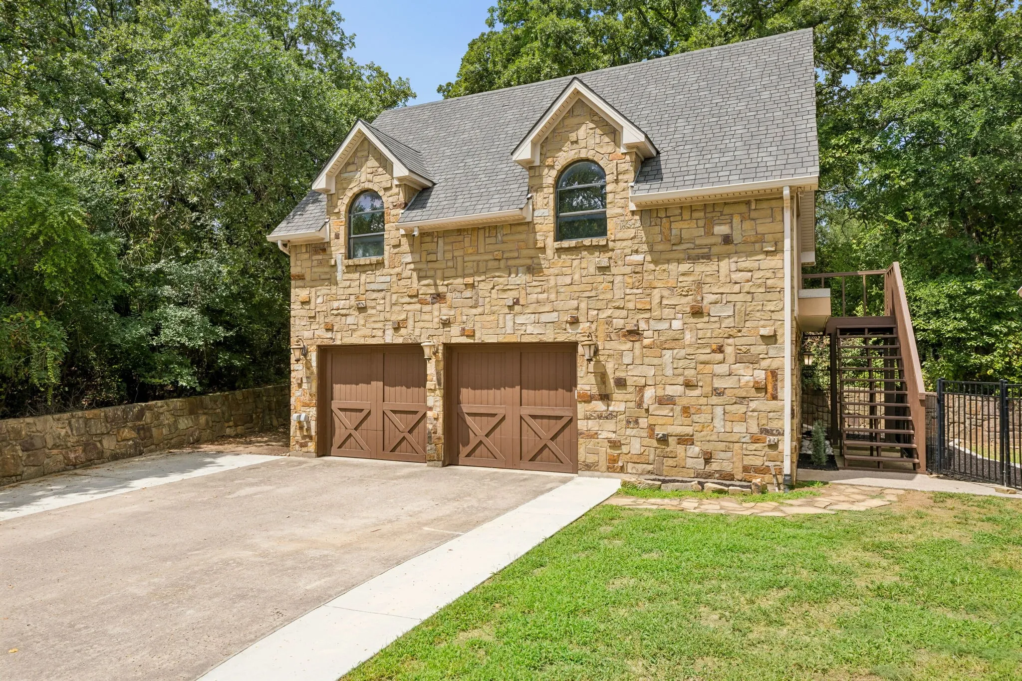 Single Family Residence For Sale in Wise County , 9 N Eagle Point A, Azle, Texas 76020, 6 Bedroom, 5 Bathroom, 5 Garage spaces, 4,701 Sqft, built in 2006, mls#21330698, Real Estate Agent in Azle, Homes For Sale in Wise county, Homes For Sale in Azle, Realtor in Azle Texas, Real Estate Brokerage Independent Realty Texas, Luminita Cordes Realtor