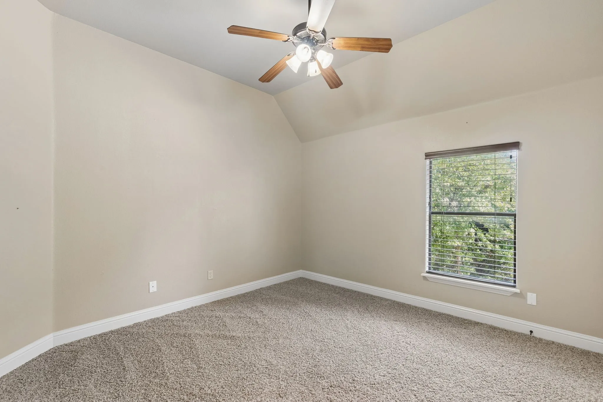 Single Family Residence For Sale in Wise County , 9 N Eagle Point A, Azle, Texas 76020, 6 Bedroom, 5 Bathroom, 5 Garage spaces, 4,701 Sqft, built in 2006, mls#21330698, Real Estate Agent in Azle, Homes For Sale in Wise county, Homes For Sale in Azle, Realtor in Azle Texas, Real Estate Brokerage Independent Realty Texas, Luminita Cordes Realtor