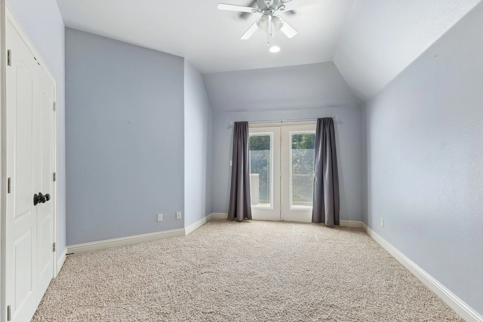 Single Family Residence For Sale in Wise County , 9 N Eagle Point A, Azle, Texas 76020, 6 Bedroom, 5 Bathroom, 5 Garage spaces, 4,701 Sqft, built in 2006, mls#21330698, Real Estate Agent in Azle, Homes For Sale in Wise county, Homes For Sale in Azle, Realtor in Azle Texas, Real Estate Brokerage Independent Realty Texas, Luminita Cordes Realtor
