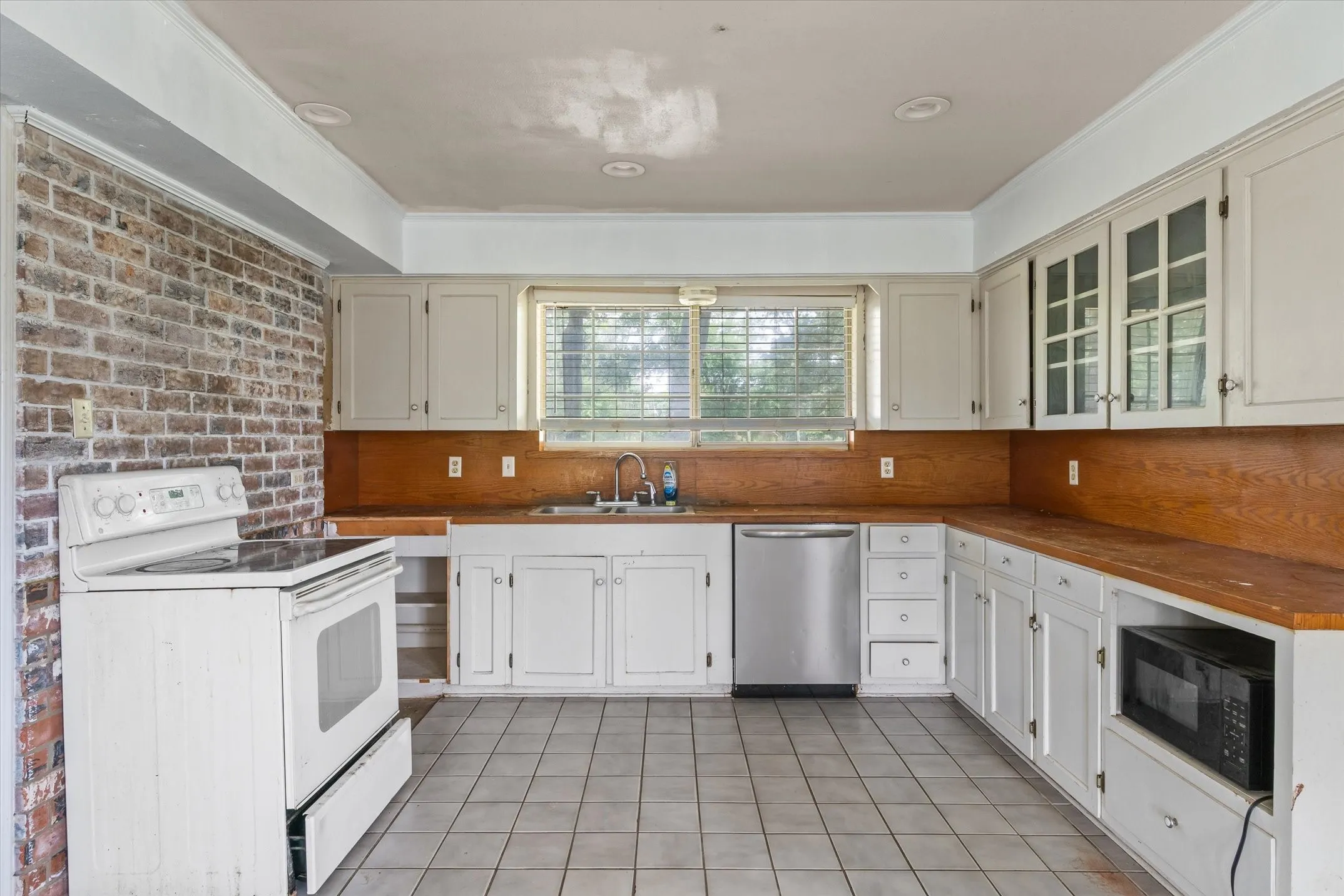 Single Family Residence For Sale in Van Zandt County , 1803 State Highway 198, Canton, Texas 75103, 3 Bedroom, 3 Bathroom, 2 Garage spaces, 2,778 Sqft, built in 1985, mls#21332945, Real Estate Agent in Canton, Homes For Sale in Van Zandt county, Homes For Sale in Canton, Realtor in Canton Texas, Real Estate Brokerage Independent Realty Texas, Luminita Cordes Realtor