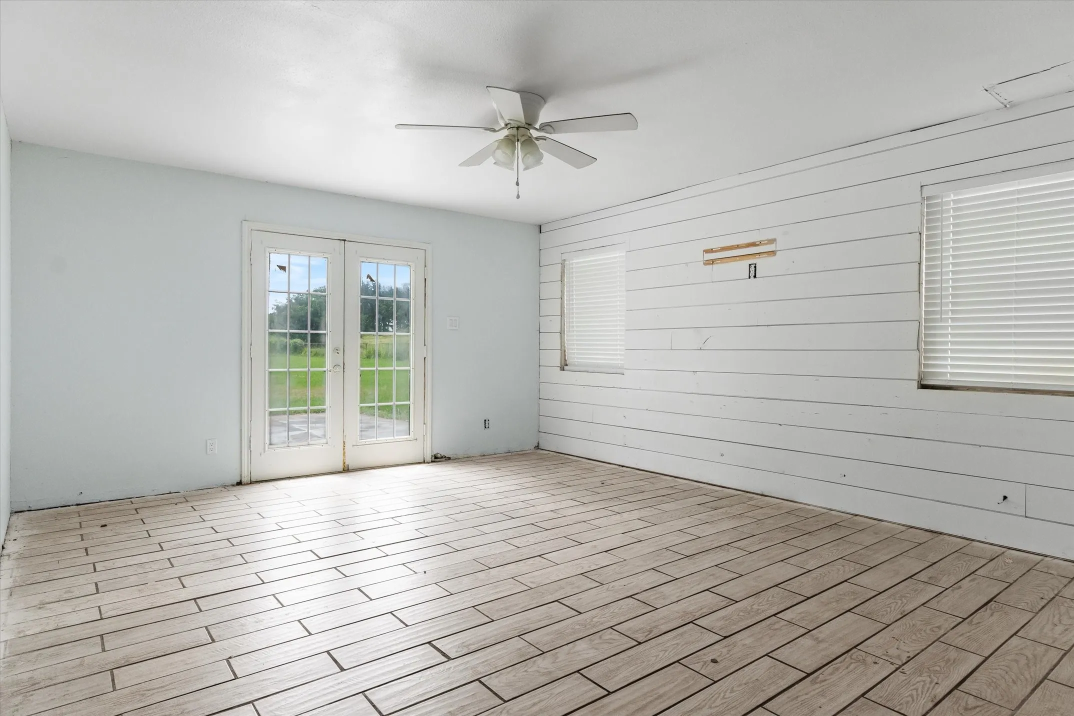 Single Family Residence For Sale in Van Zandt County , 1803 State Highway 198, Canton, Texas 75103, 3 Bedroom, 3 Bathroom, 2 Garage spaces, 2,778 Sqft, built in 1985, mls#21332945, Real Estate Agent in Canton, Homes For Sale in Van Zandt county, Homes For Sale in Canton, Realtor in Canton Texas, Real Estate Brokerage Independent Realty Texas, Luminita Cordes Realtor