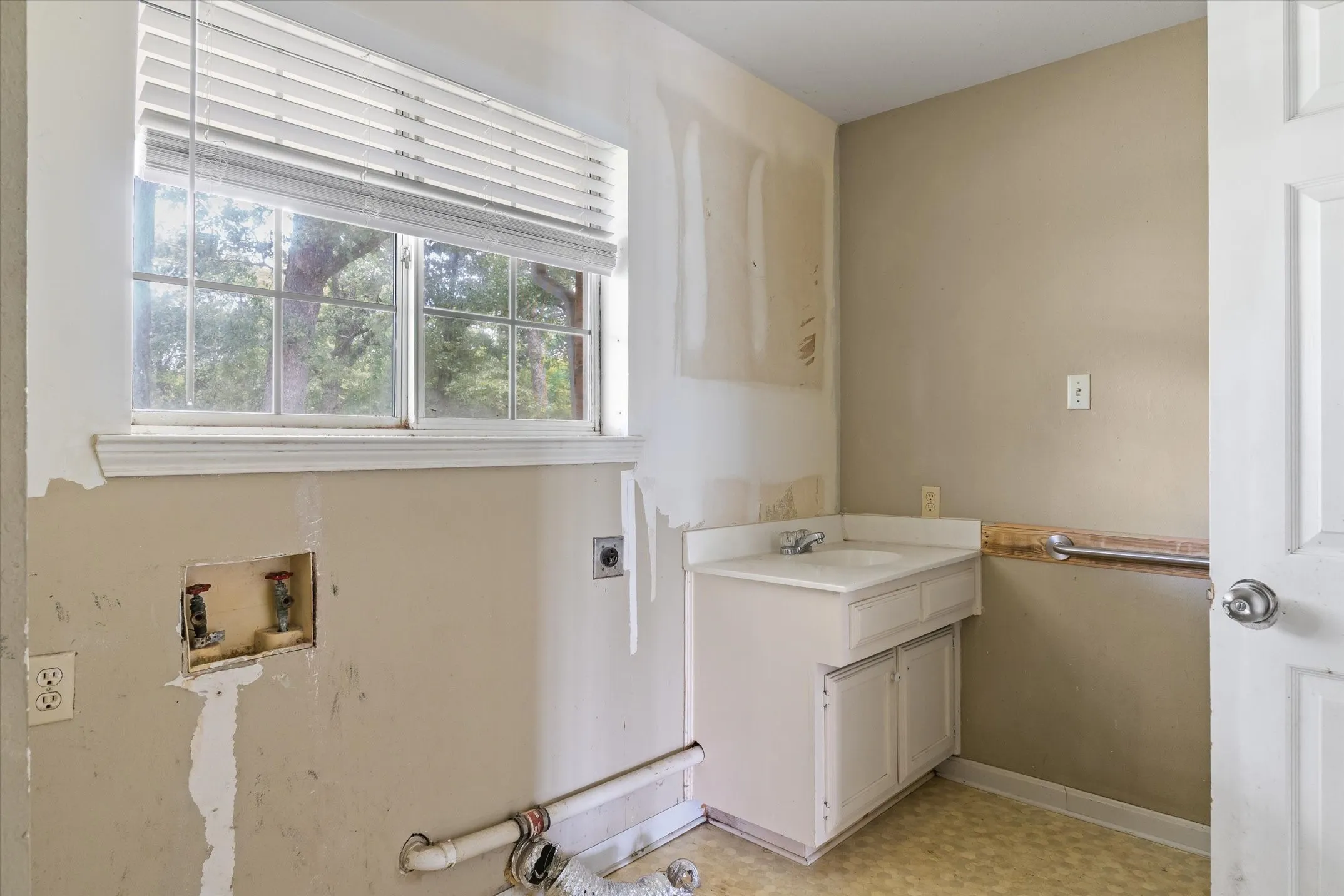 Single Family Residence For Sale in Van Zandt County , 1803 State Highway 198, Canton, Texas 75103, 3 Bedroom, 3 Bathroom, 2 Garage spaces, 2,778 Sqft, built in 1985, mls#21332945, Real Estate Agent in Canton, Homes For Sale in Van Zandt county, Homes For Sale in Canton, Realtor in Canton Texas, Real Estate Brokerage Independent Realty Texas, Luminita Cordes Realtor