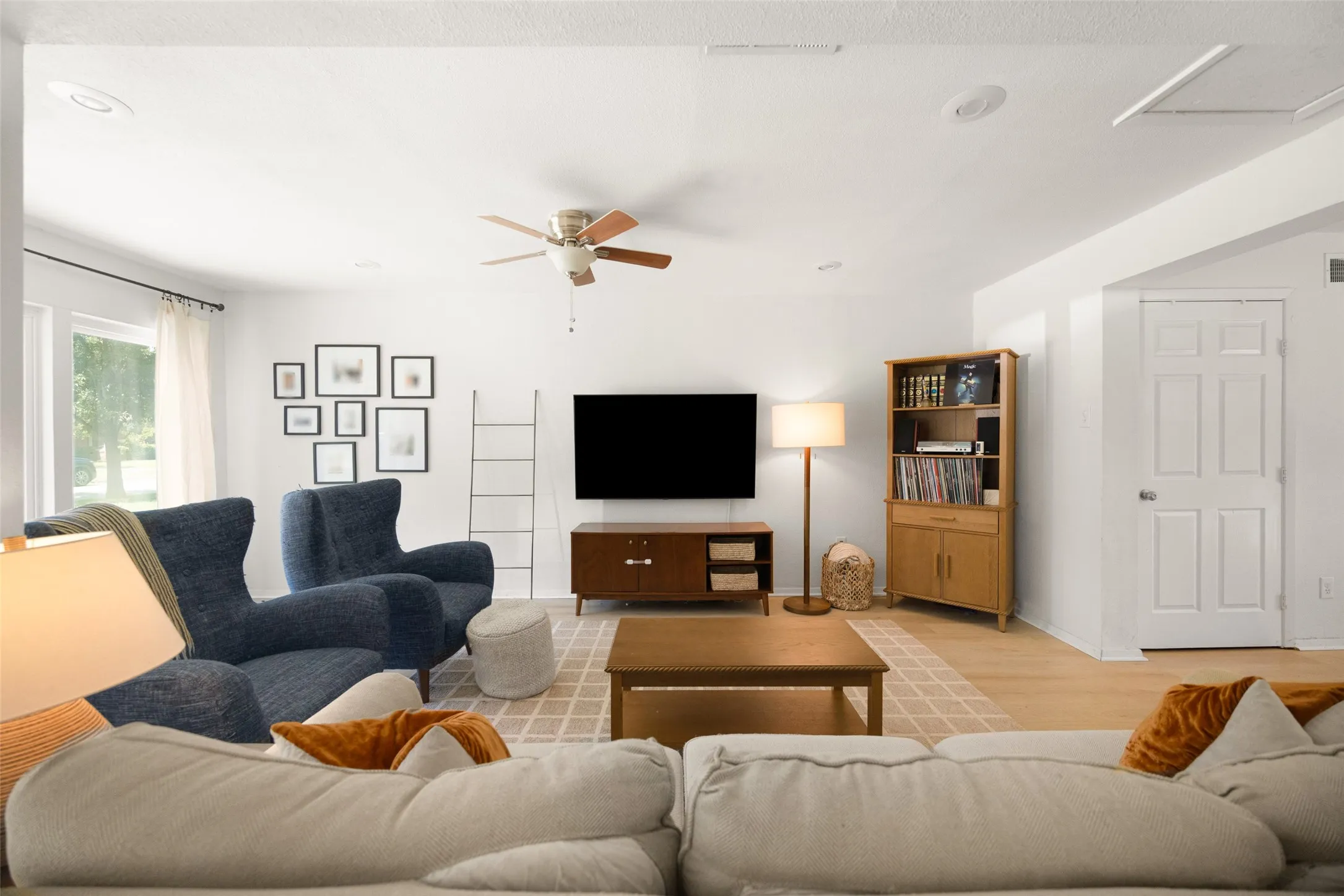 Single Family Residence For Sale in Dallas County , 11367 Lippitt Avenue, Dallas, Texas 75218, 3 Bedroom, 2 Bathroom, 2 Garage spaces, 1,551 Sqft, built in 1958, mls#21332912, Real Estate Agent in Dallas, Homes For Sale in Dallas county, Homes For Sale in Dallas, Realtor in Dallas Texas, Real Estate Brokerage Independent Realty Texas, Luminita Cordes Realtor