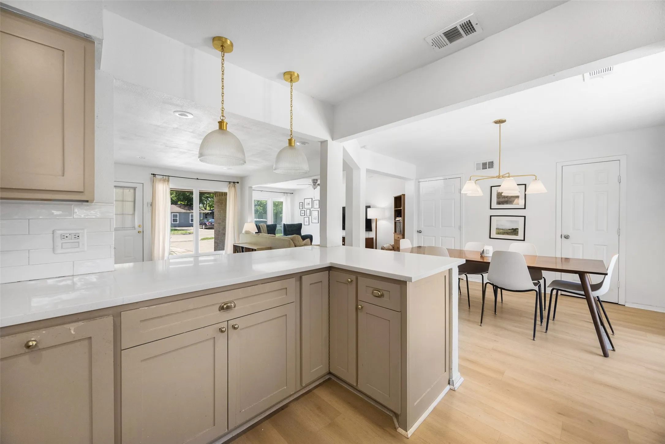 Single Family Residence For Sale in Dallas County , 11367 Lippitt Avenue, Dallas, Texas 75218, 3 Bedroom, 2 Bathroom, 2 Garage spaces, 1,551 Sqft, built in 1958, mls#21332912, Real Estate Agent in Dallas, Homes For Sale in Dallas county, Homes For Sale in Dallas, Realtor in Dallas Texas, Real Estate Brokerage Independent Realty Texas, Luminita Cordes Realtor