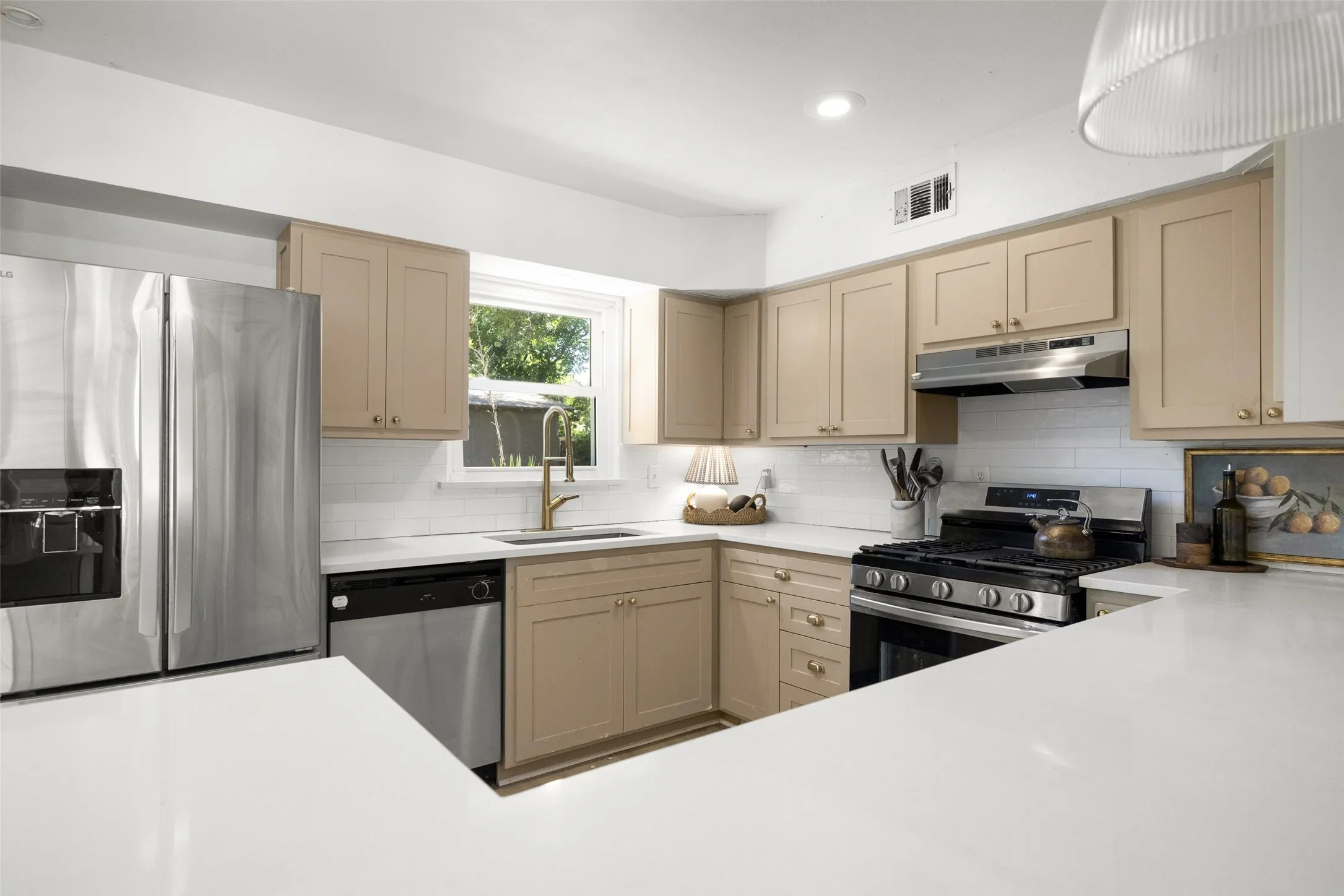 Single Family Residence For Sale in Dallas County , 11367 Lippitt Avenue, Dallas, Texas 75218, 3 Bedroom, 2 Bathroom, 2 Garage spaces, 1,551 Sqft, built in 1958, mls#21332912, Real Estate Agent in Dallas, Homes For Sale in Dallas county, Homes For Sale in Dallas, Realtor in Dallas Texas, Real Estate Brokerage Independent Realty Texas, Luminita Cordes Realtor
