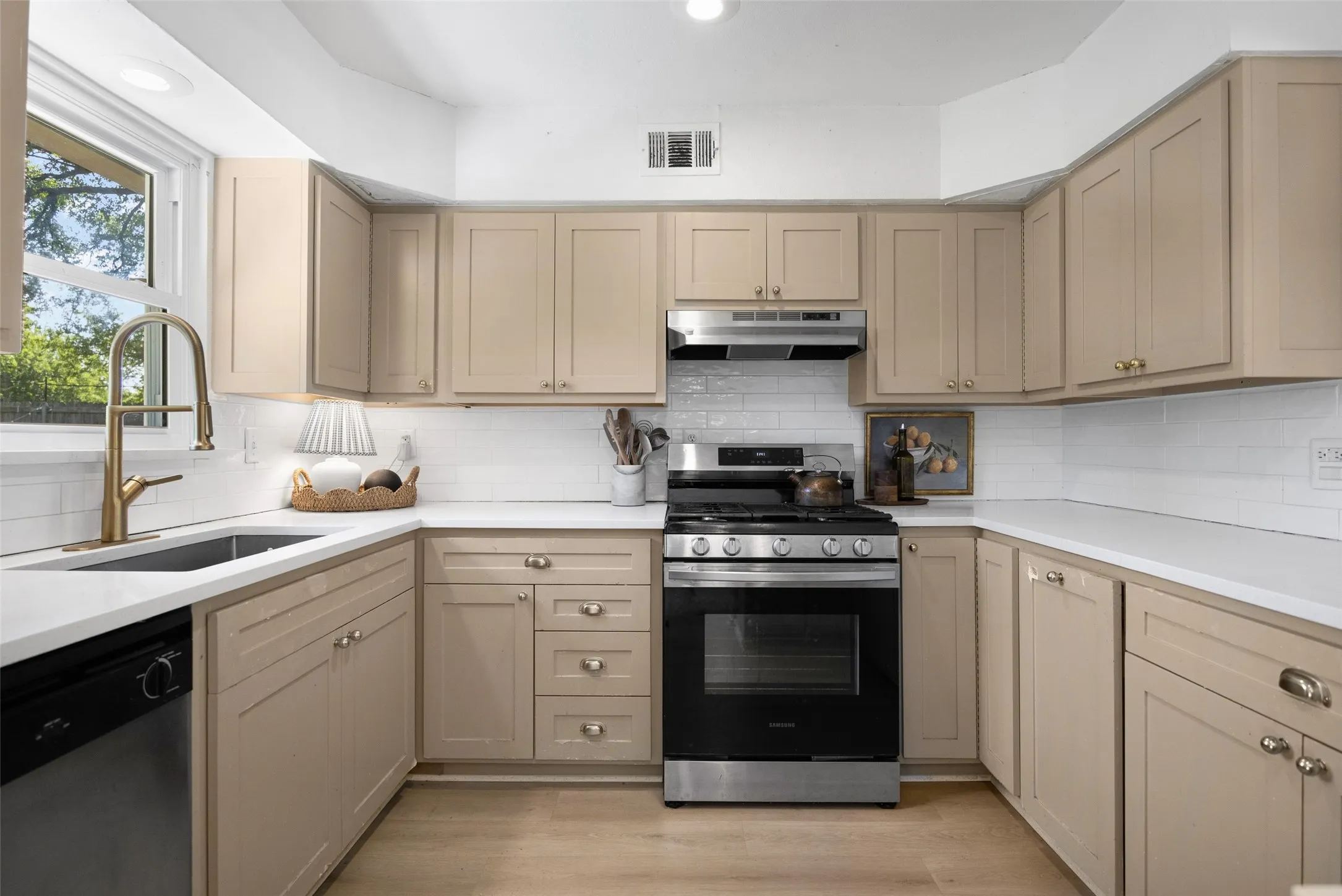 Single Family Residence For Sale in Dallas County , 11367 Lippitt Avenue, Dallas, Texas 75218, 3 Bedroom, 2 Bathroom, 2 Garage spaces, 1,551 Sqft, built in 1958, mls#21332912, Real Estate Agent in Dallas, Homes For Sale in Dallas county, Homes For Sale in Dallas, Realtor in Dallas Texas, Real Estate Brokerage Independent Realty Texas, Luminita Cordes Realtor