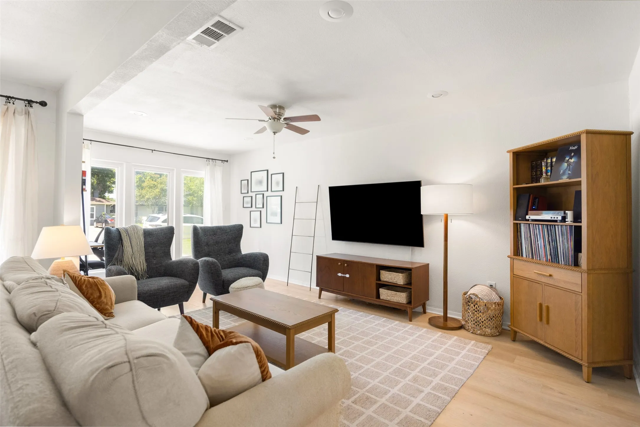Single Family Residence For Sale in Dallas County , 11367 Lippitt Avenue, Dallas, Texas 75218, 3 Bedroom, 2 Bathroom, 2 Garage spaces, 1,551 Sqft, built in 1958, mls#21332912, Real Estate Agent in Dallas, Homes For Sale in Dallas county, Homes For Sale in Dallas, Realtor in Dallas Texas, Real Estate Brokerage Independent Realty Texas, Luminita Cordes Realtor