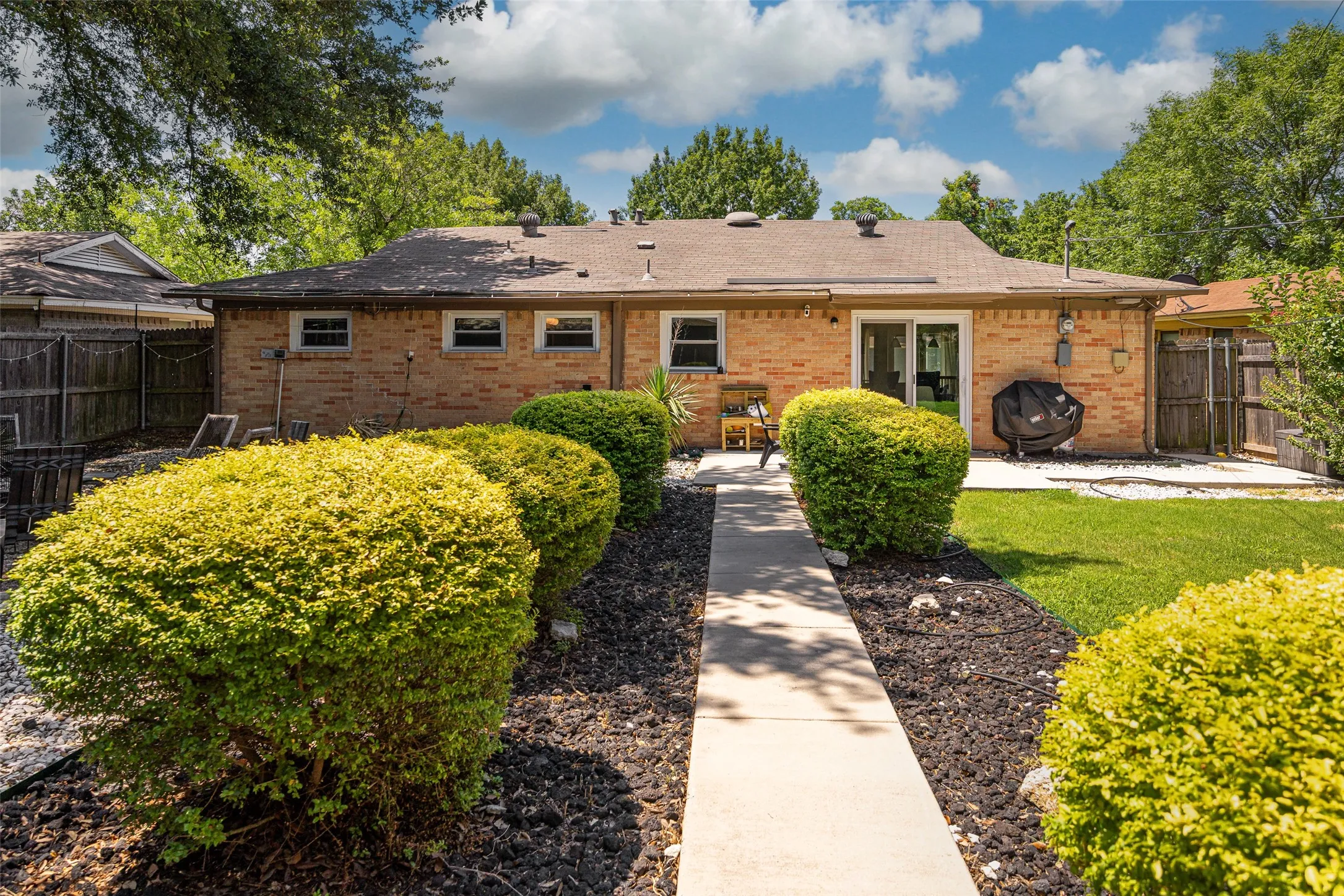 Single Family Residence For Sale in Dallas County , 11367 Lippitt Avenue, Dallas, Texas 75218, 3 Bedroom, 2 Bathroom, 2 Garage spaces, 1,551 Sqft, built in 1958, mls#21332912, Real Estate Agent in Dallas, Homes For Sale in Dallas county, Homes For Sale in Dallas, Realtor in Dallas Texas, Real Estate Brokerage Independent Realty Texas, Luminita Cordes Realtor