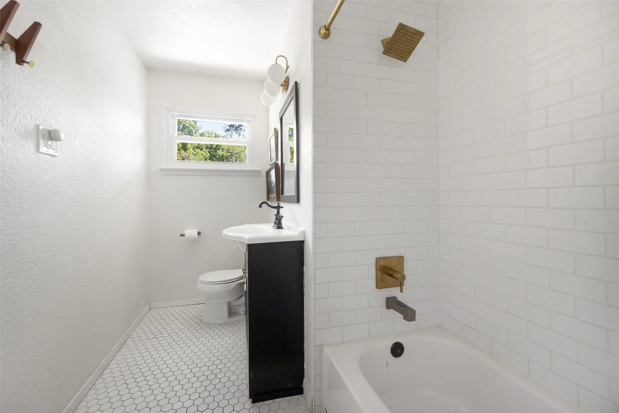Single Family Residence For Sale in Dallas County , 11367 Lippitt Avenue, Dallas, Texas 75218, 3 Bedroom, 2 Bathroom, 2 Garage spaces, 1,551 Sqft, built in 1958, mls#21332912, Real Estate Agent in Dallas, Homes For Sale in Dallas county, Homes For Sale in Dallas, Realtor in Dallas Texas, Real Estate Brokerage Independent Realty Texas, Luminita Cordes Realtor