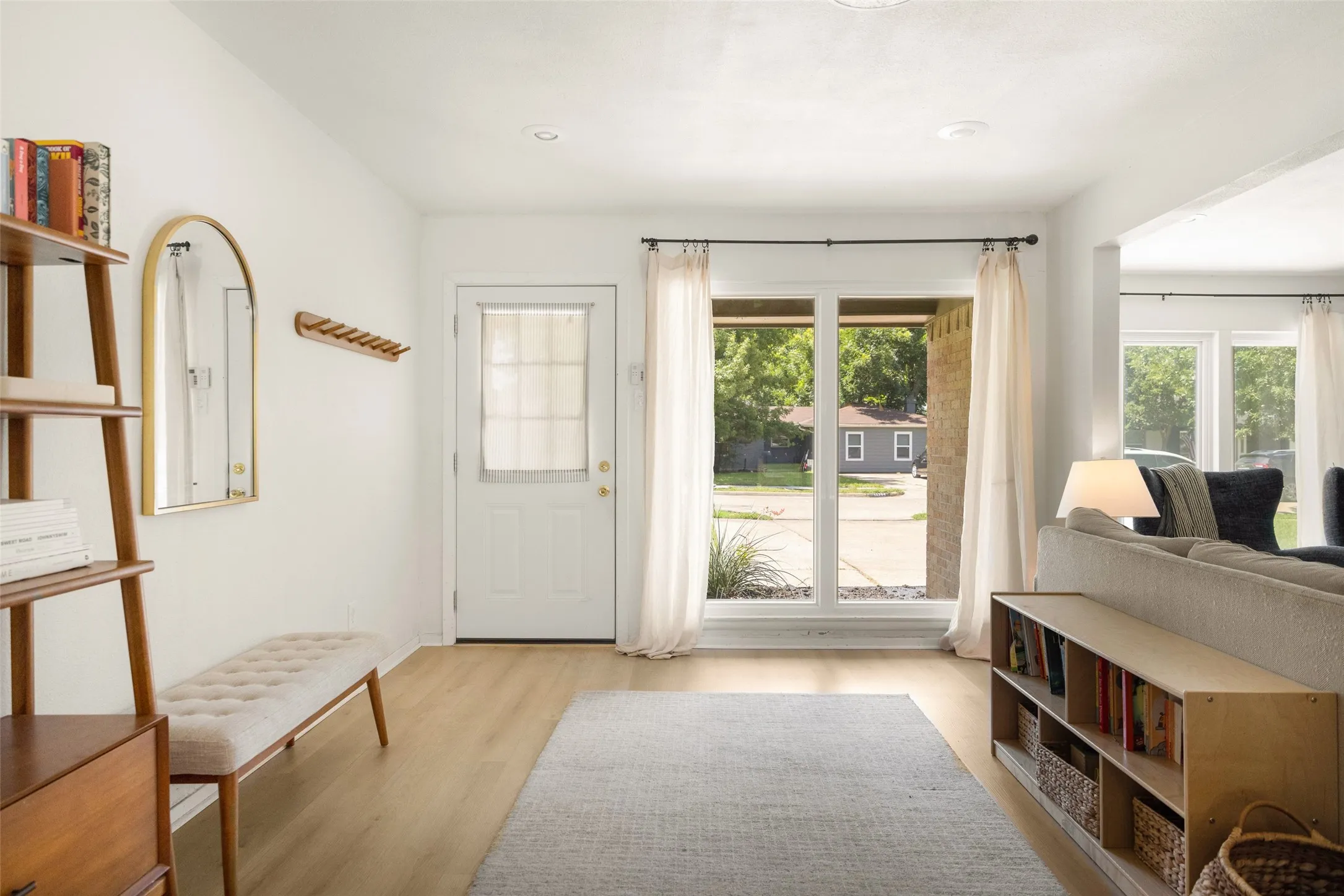 Single Family Residence For Sale in Dallas County , 11367 Lippitt Avenue, Dallas, Texas 75218, 3 Bedroom, 2 Bathroom, 2 Garage spaces, 1,551 Sqft, built in 1958, mls#21332912, Real Estate Agent in Dallas, Homes For Sale in Dallas county, Homes For Sale in Dallas, Realtor in Dallas Texas, Real Estate Brokerage Independent Realty Texas, Luminita Cordes Realtor