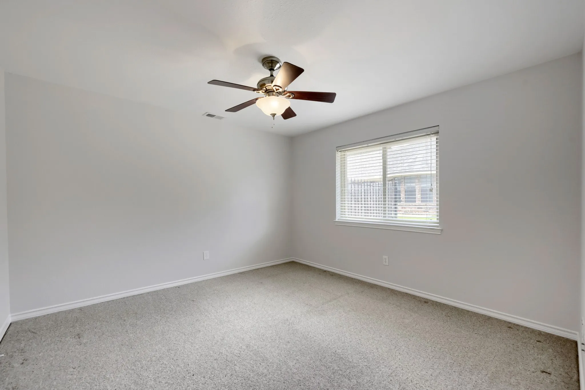 Single Family Residence For Sale in Tarrant County , 11 Kim Court, Mansfield, Texas 76063, 3 Bedroom, 2 Bathroom, 2 Garage spaces, 2,251 Sqft, built in 1985, mls#21284666, Real Estate Agent in Mansfield, Homes For Sale in Tarrant county, Homes For Sale in Mansfield, Realtor in Mansfield Texas, Real Estate Brokerage Independent Realty Texas, Luminita Cordes Realtor