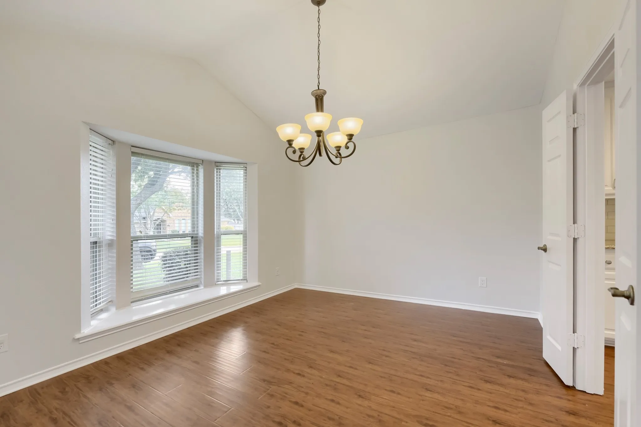 Single Family Residence For Sale in Tarrant County , 11 Kim Court, Mansfield, Texas 76063, 3 Bedroom, 2 Bathroom, 2 Garage spaces, 2,251 Sqft, built in 1985, mls#21284666, Real Estate Agent in Mansfield, Homes For Sale in Tarrant county, Homes For Sale in Mansfield, Realtor in Mansfield Texas, Real Estate Brokerage Independent Realty Texas, Luminita Cordes Realtor