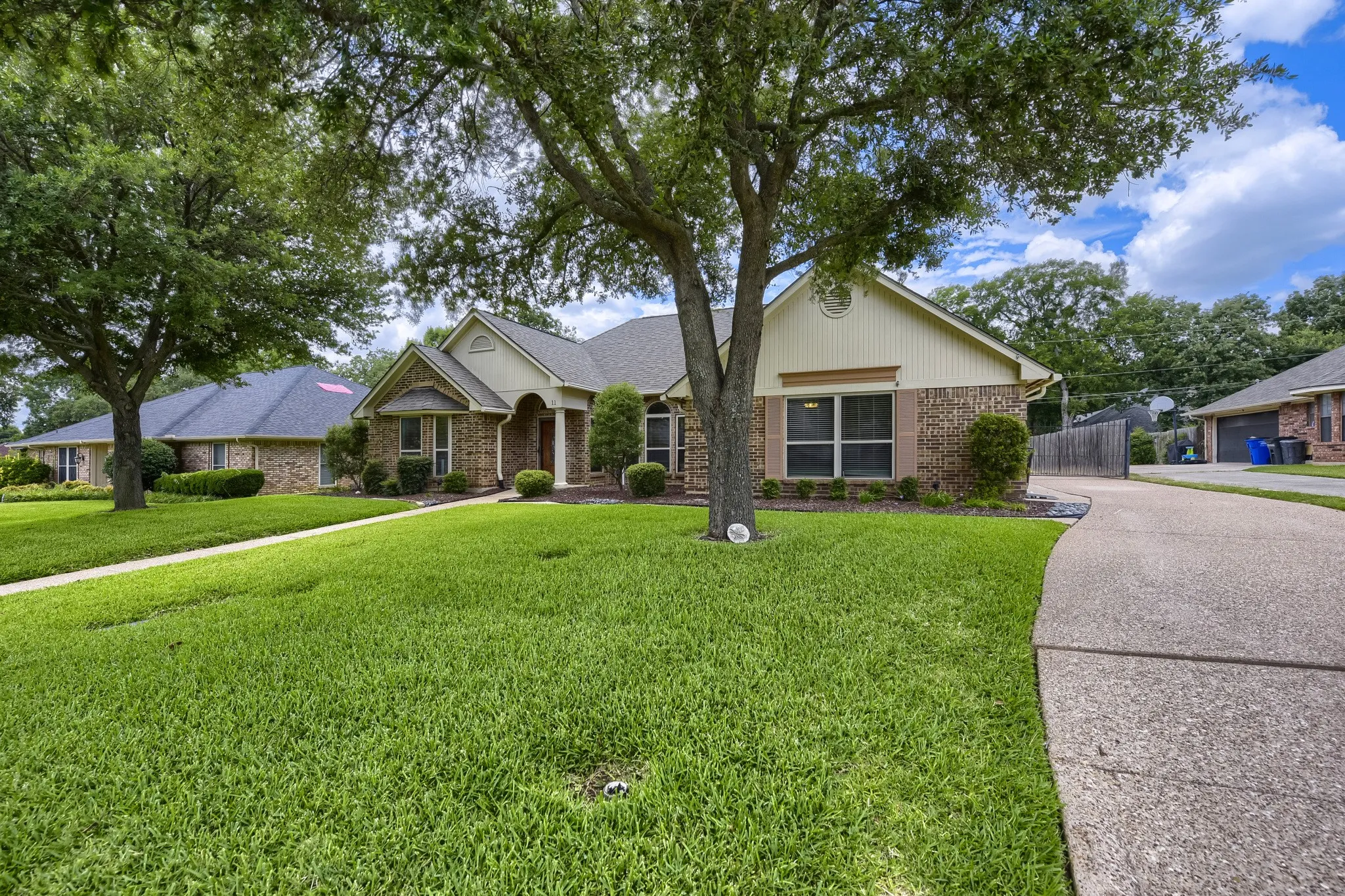 Single Family Residence For Sale in Tarrant County , 11 Kim Court, Mansfield, Texas 76063, 3 Bedroom, 2 Bathroom, 2 Garage spaces, 2,251 Sqft, built in 1985, mls#21284666, Real Estate Agent in Mansfield, Homes For Sale in Tarrant county, Homes For Sale in Mansfield, Realtor in Mansfield Texas, Real Estate Brokerage Independent Realty Texas, Luminita Cordes Realtor