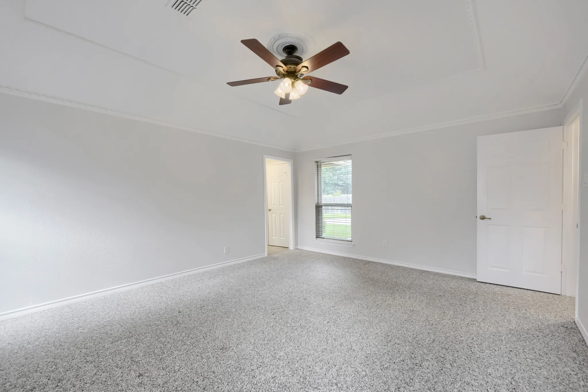 Single Family Residence For Sale in Tarrant County , 11 Kim Court, Mansfield, Texas 76063, 3 Bedroom, 2 Bathroom, 2 Garage spaces, 2,251 Sqft, built in 1985, mls#21284666, Real Estate Agent in Mansfield, Homes For Sale in Tarrant county, Homes For Sale in Mansfield, Realtor in Mansfield Texas, Real Estate Brokerage Independent Realty Texas, Luminita Cordes Realtor